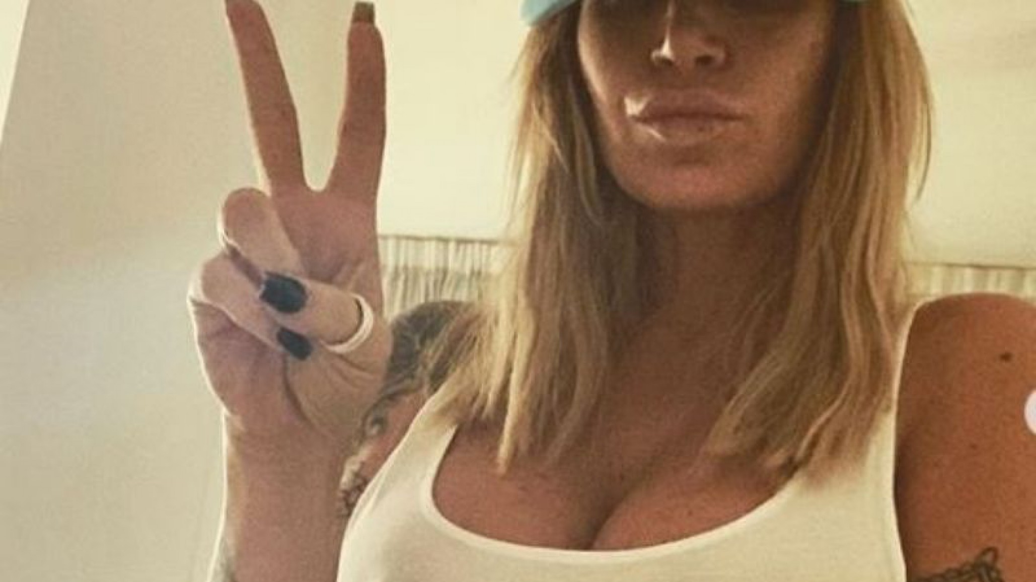 Soy el maldito fuego”, la ardiente foto de Flor Peña semidesnuda