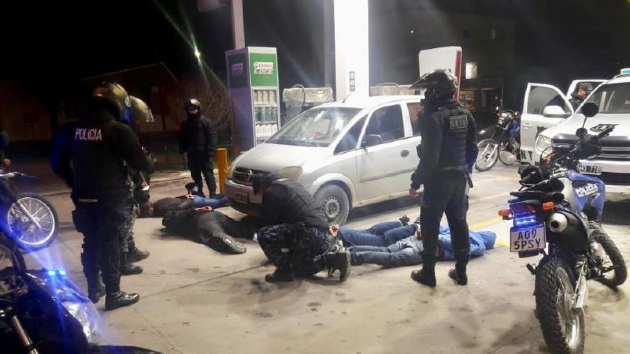 Manejaban con dos armas en el auto, los detuvo un Sargento