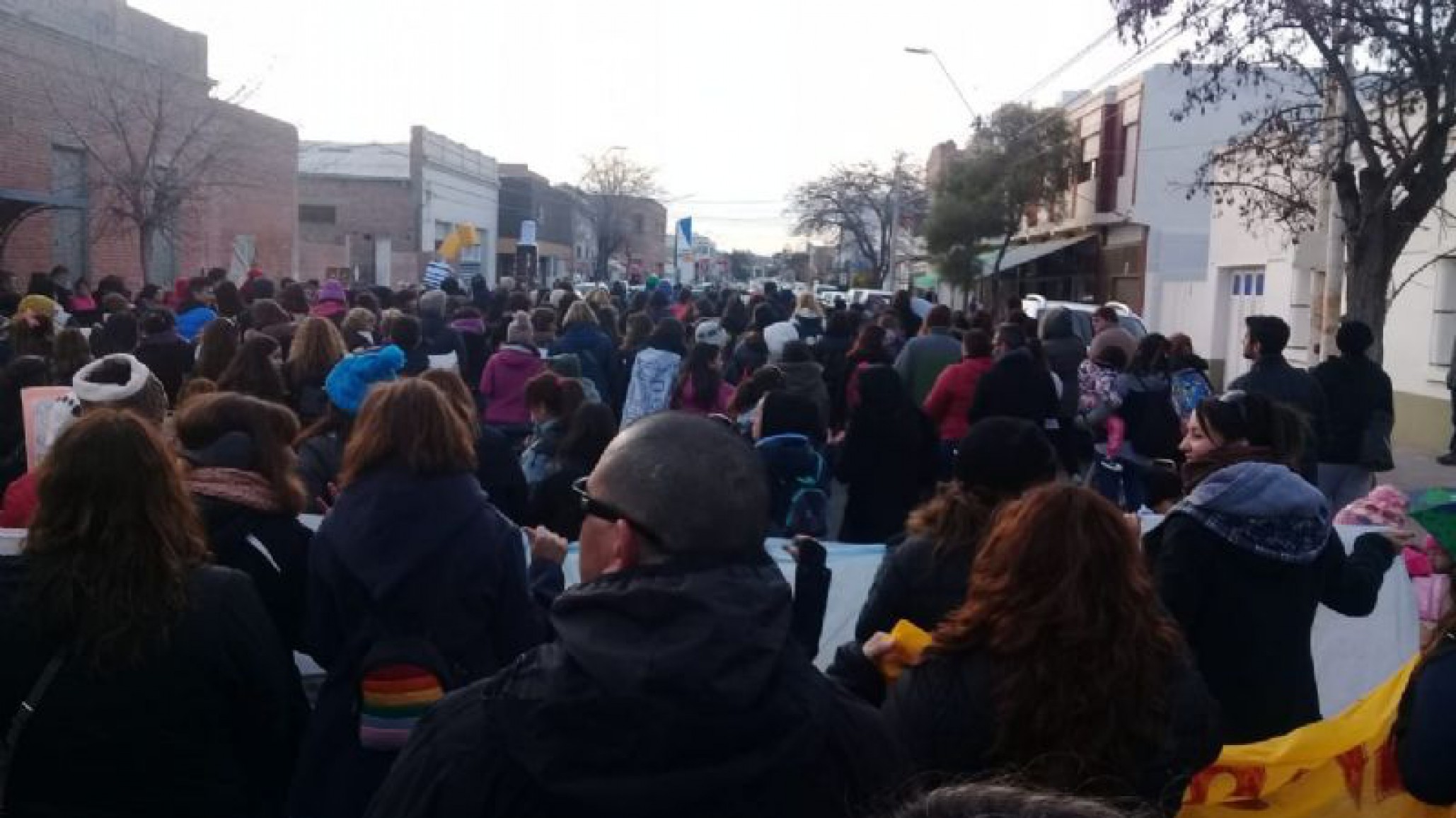 Una multitudinaria marcha de docentes, estudiantes y estatales recorre las calles de Madryn