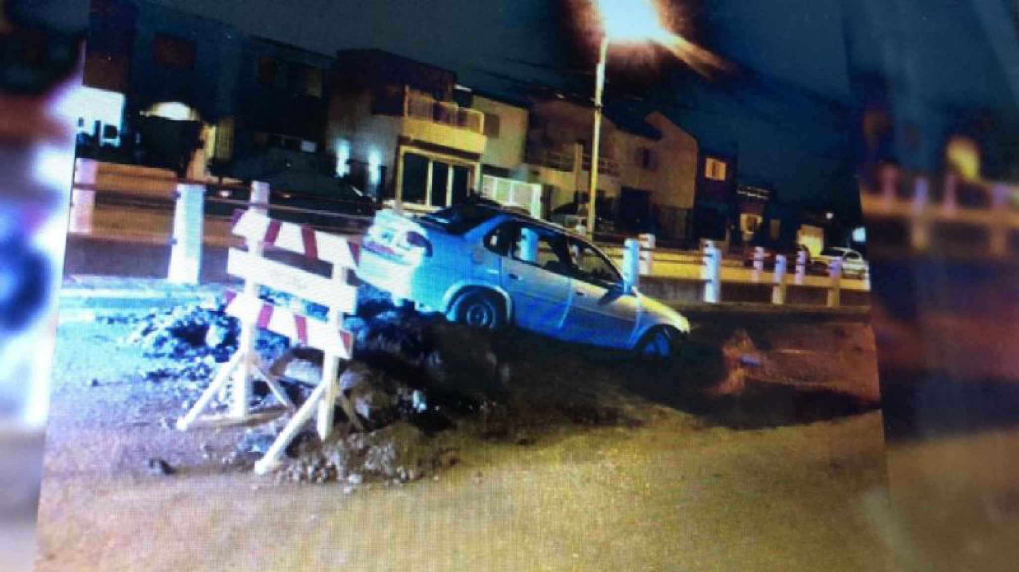 Chocó y cayó en un bache en reparación