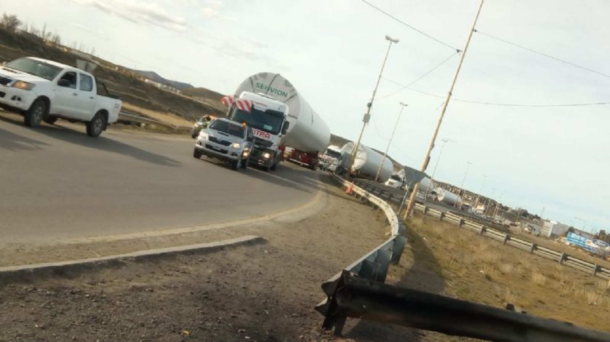 Estatales impiden el paso de 4 camiones: por la gran congestión vehicular ya hubo un accidente