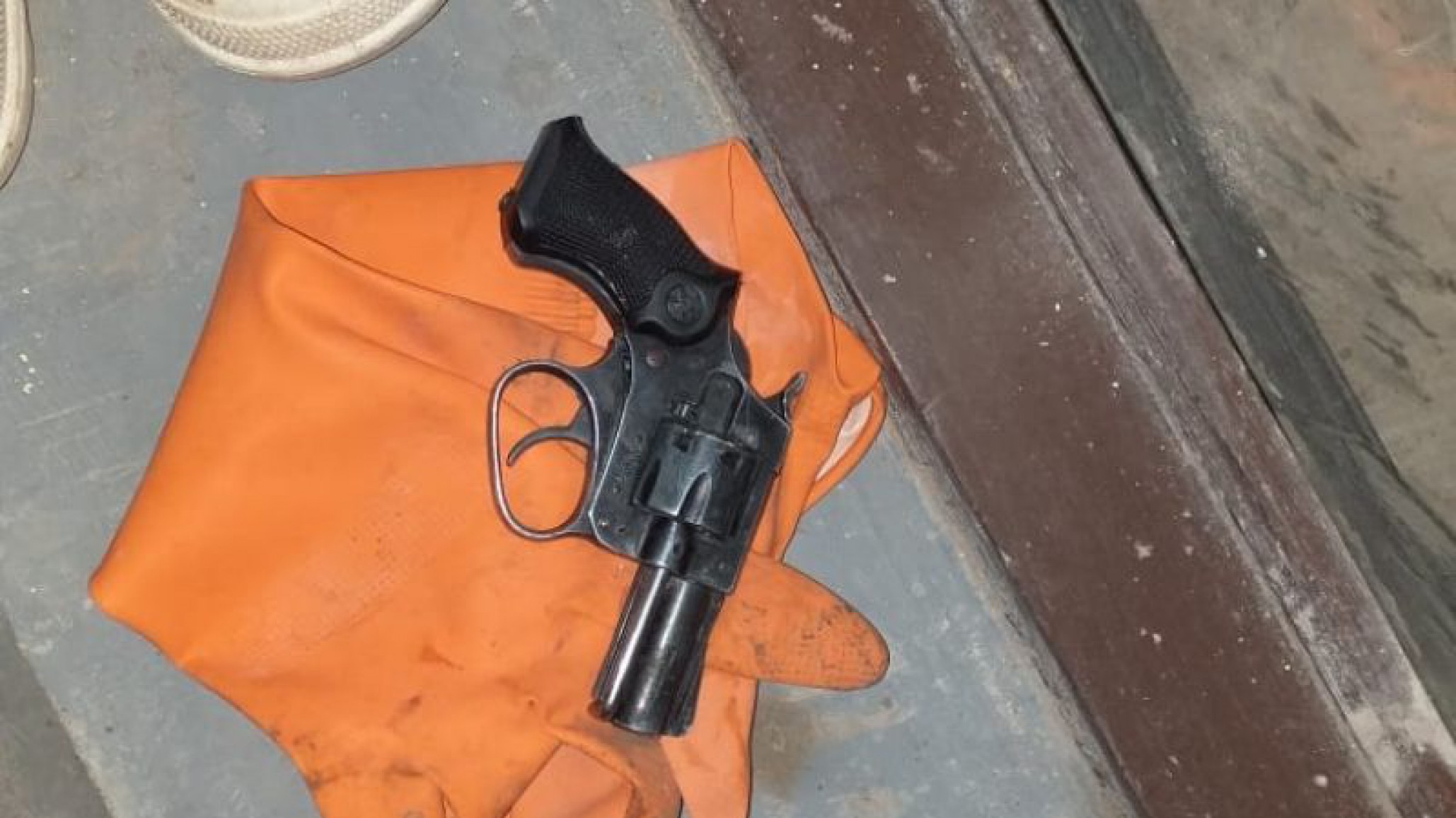 Entró a una confitería con un arma de fuego y amenazó a los empleados