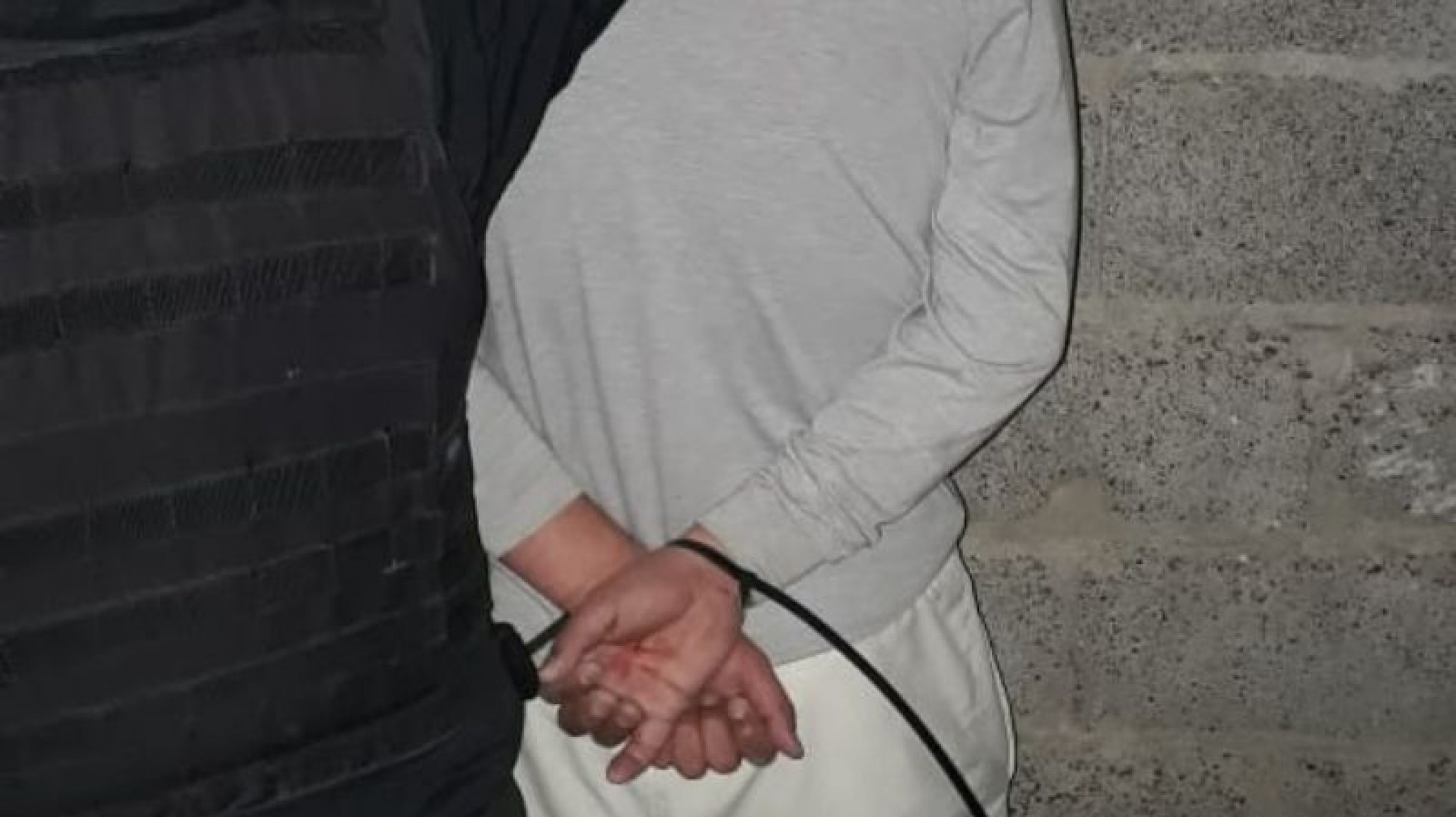 Un joven le pegó a una mujer policía para quitarle el arma reglamentaria, fue atrapado