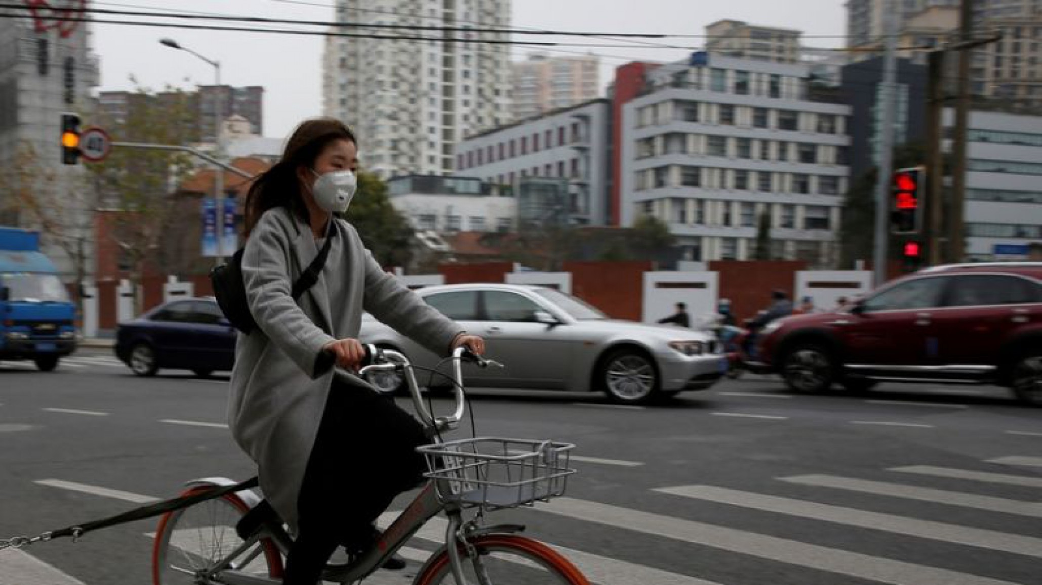 VIDEO: Una mujer fue atropellada por un camión y sale ilesa