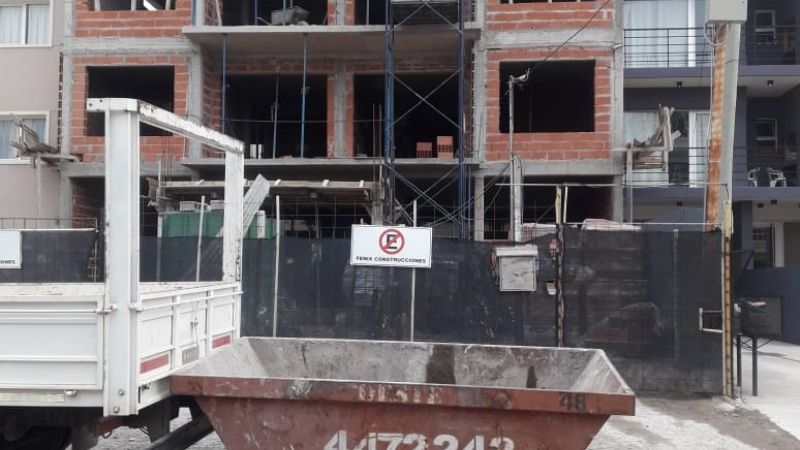 Un obrero cayó de un primer piso de una obra en construcción