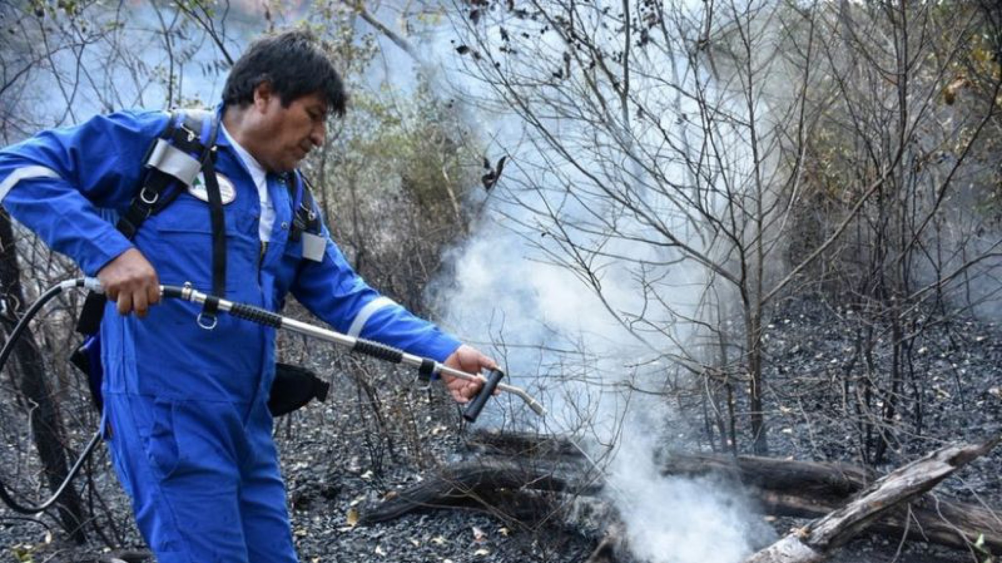 Incendio de los bosques en Bolivia: Evo Morales ayudó a apagar el fuego
