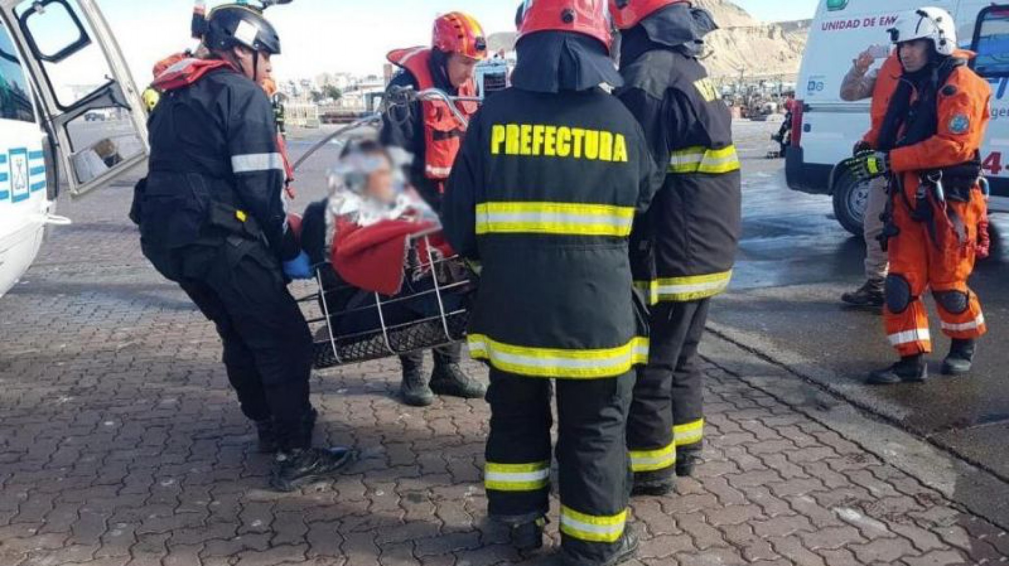 Cinematográfico rescate en el mar: Prefectura aeroevacuó a un tripulante que había sufrido un ACV