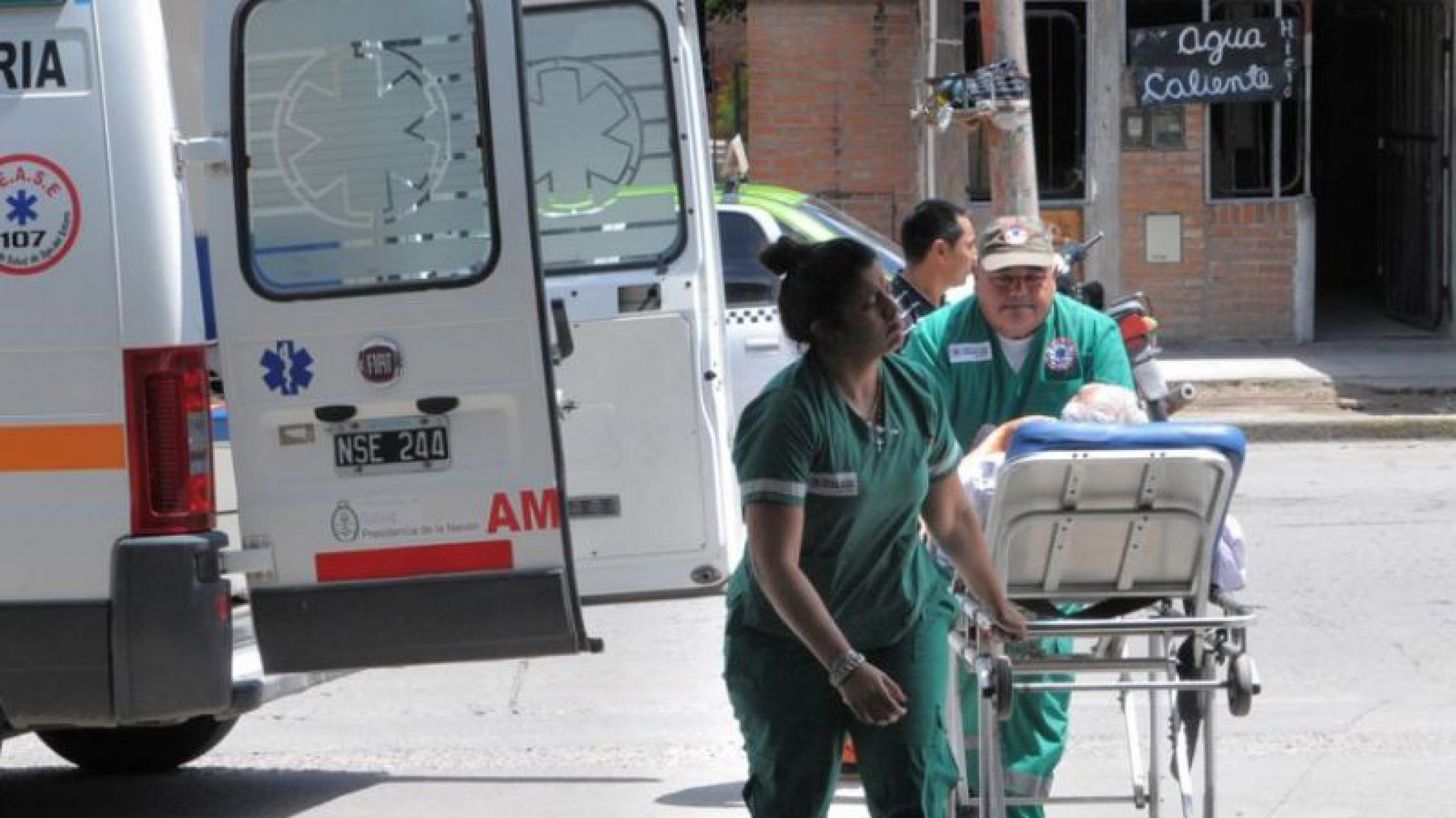 Se clavó un puñal en el pecho frente a la tumba de su esposa