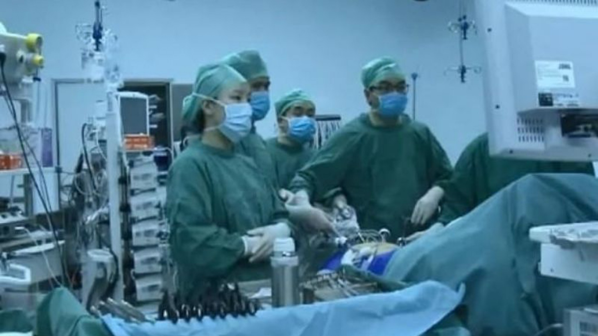 Foto: cirujano se durmió en el suelo después de realizar 7 operaciones seguidas