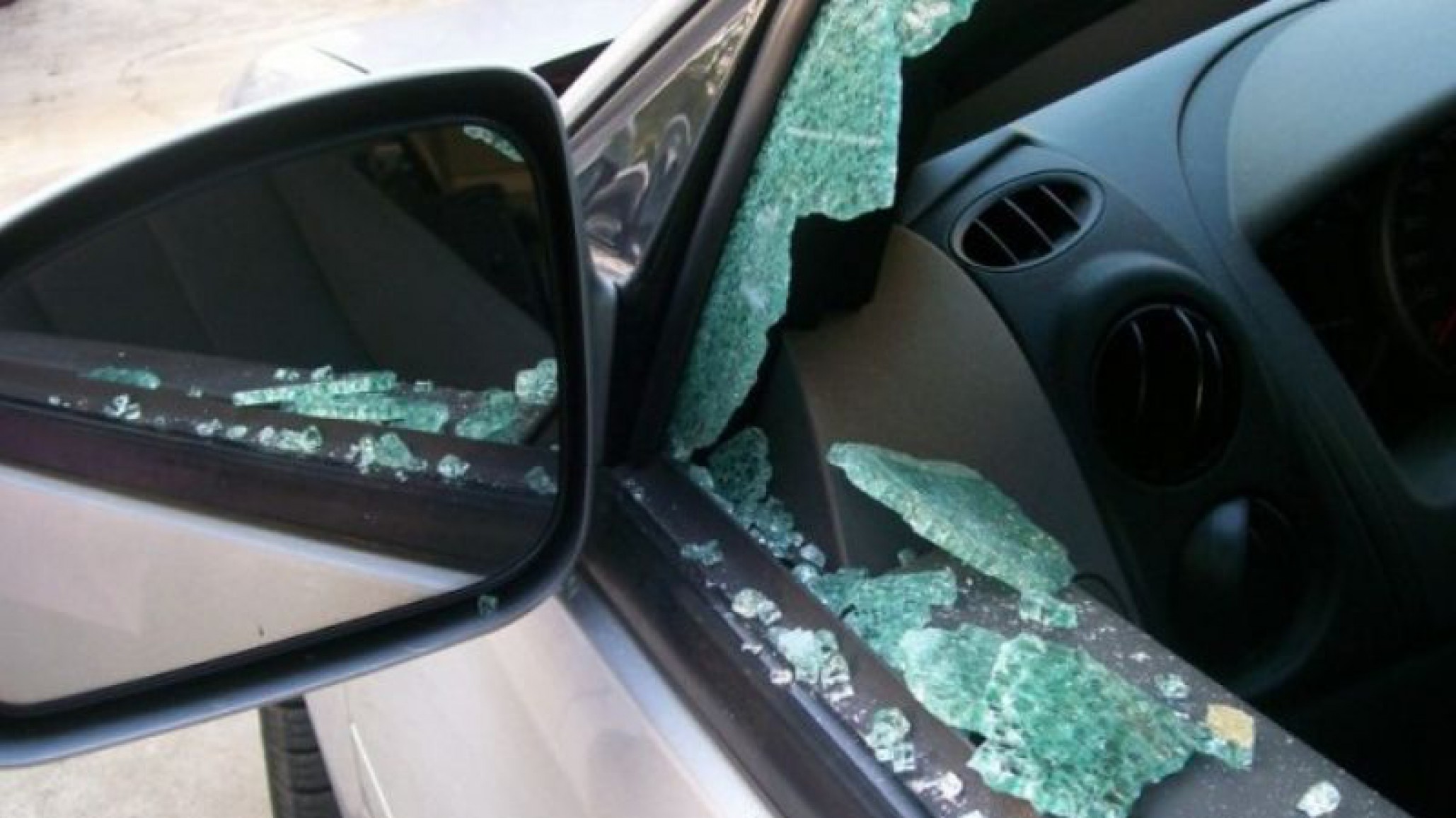 Rompió el vidrio de un auto para robar una cartera y los vecinos le fracturaron la mandíbula