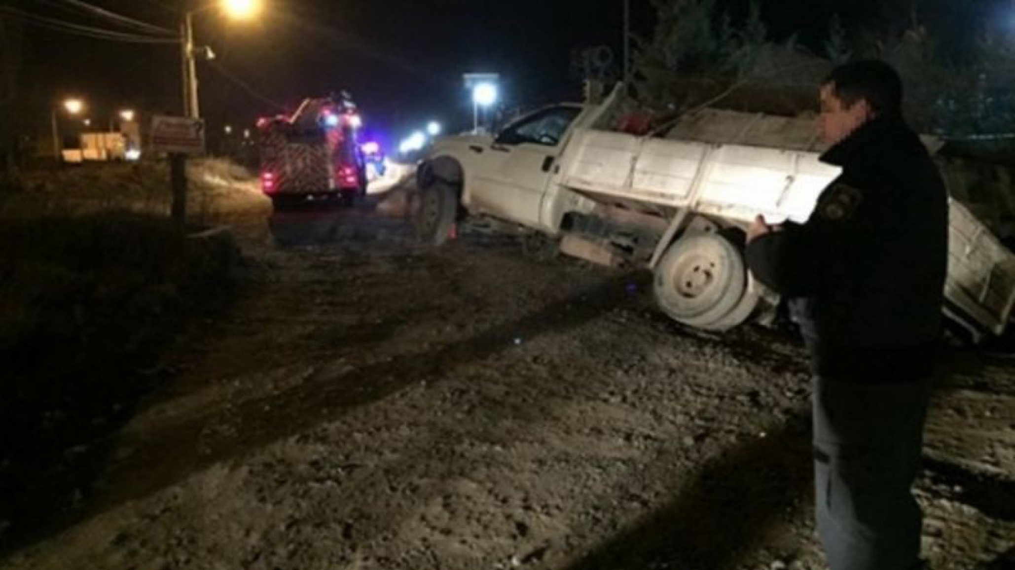 Puente cedió y un camión casi vuelca hacia el vacío