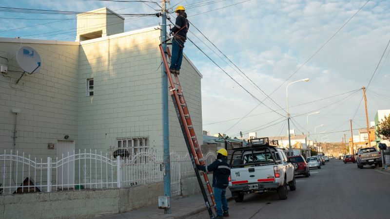 La SCPL avanza con el tendido de fibra óptica para ofrecer cobertura a más de 1200 familias de Comodoro