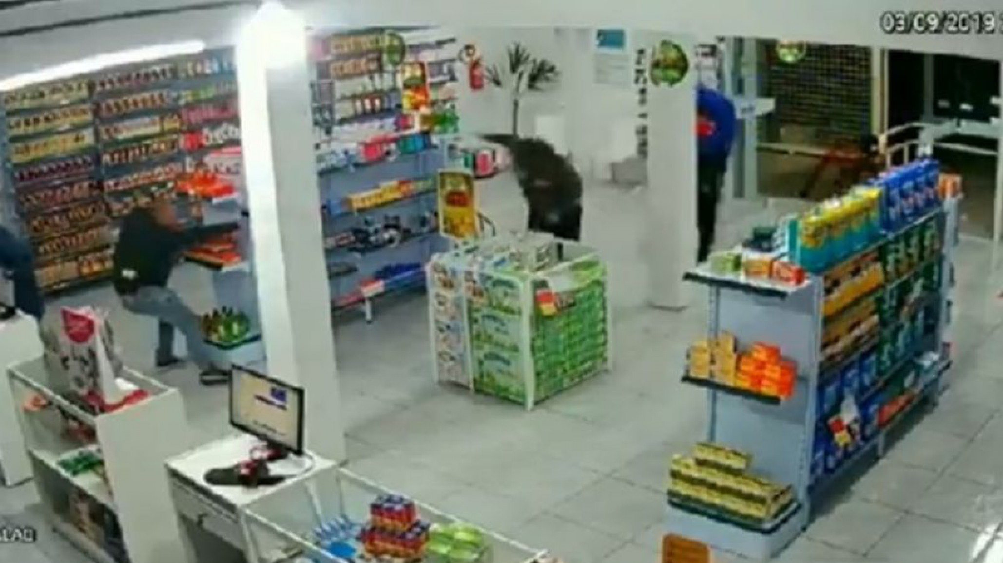 Video entraron a robar un minimercado: había un policía se desató una balacera