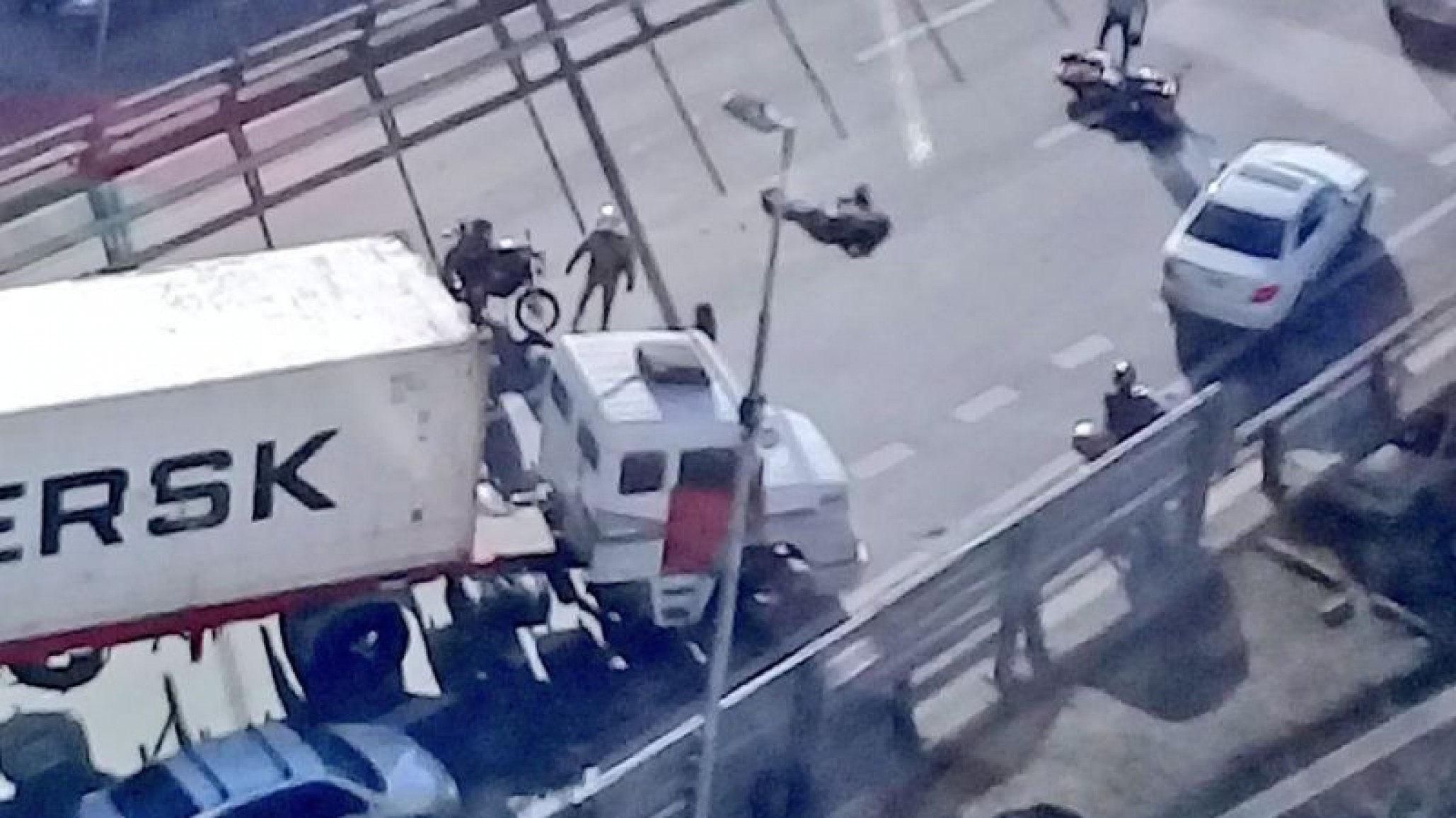 Muerte en la 9 de Julio Sur: cayó de una moto y la atropelló un camión.