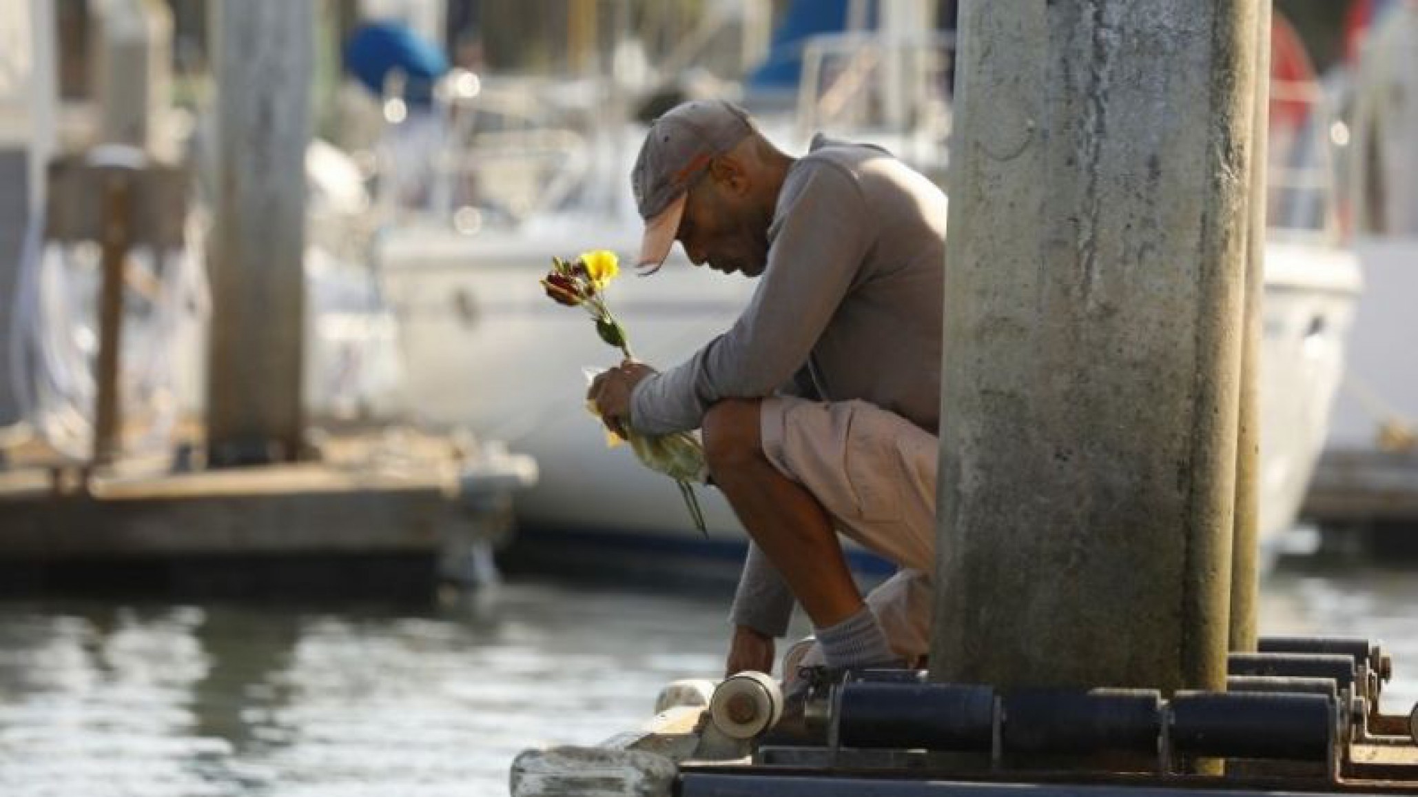 33 cuerpos recuperados de un barco incendiado