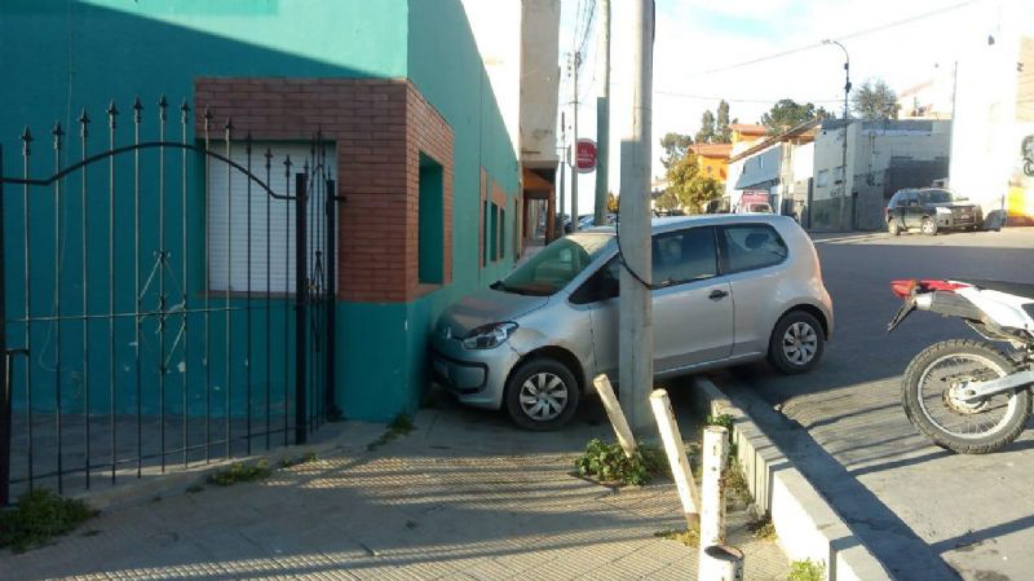 Pensaron que el auto estaba “abandonado”, se lo llevaba la grúa y de una casa gritaron “es mío”
