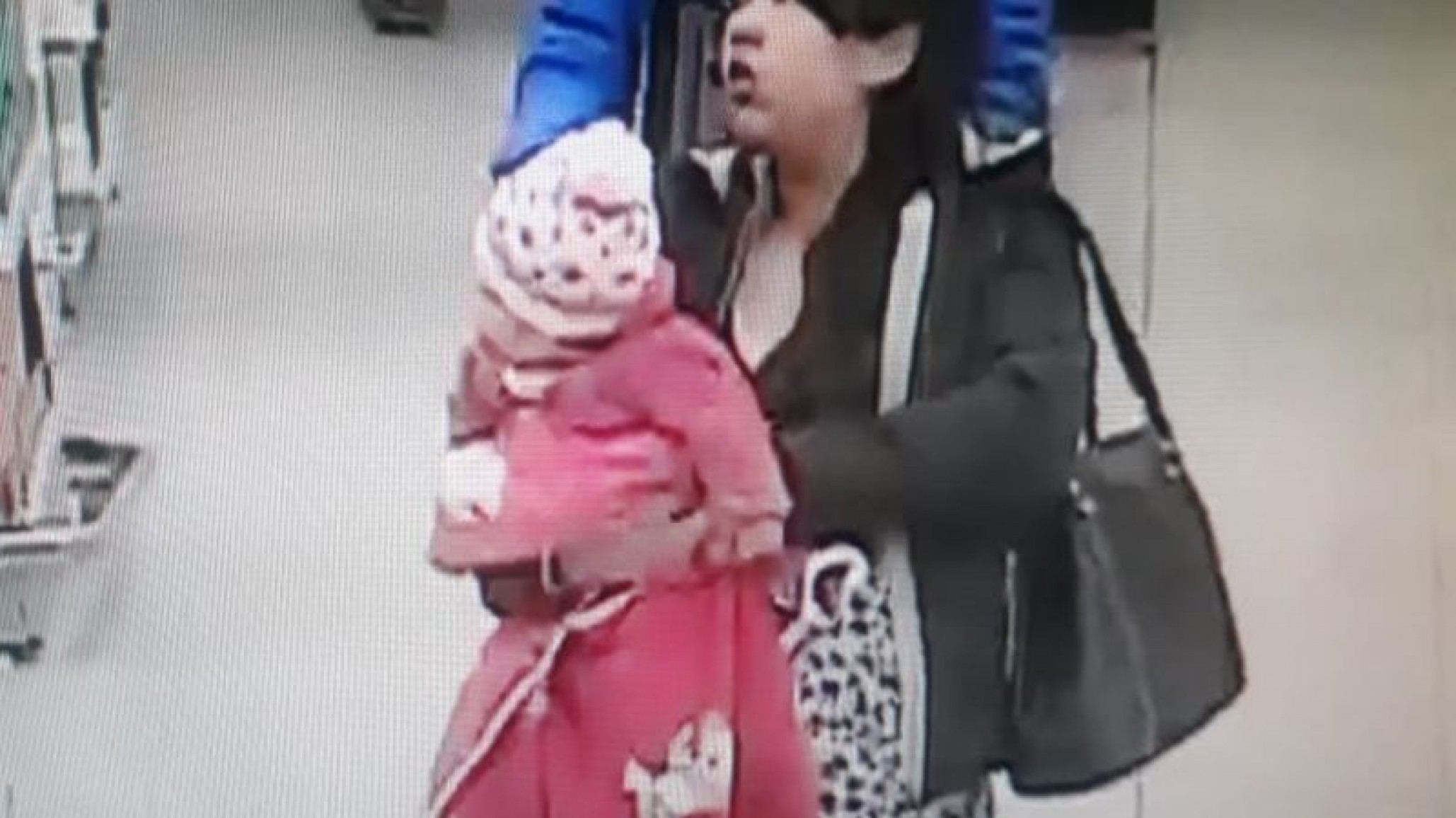 Con un bebé a bordo del chango robaron en un supermercado