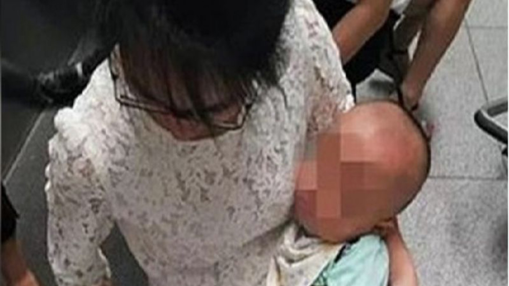 Mujer vende a sus gemelos recién nacidos para pagar su la deuda de su tarjeta de crédito