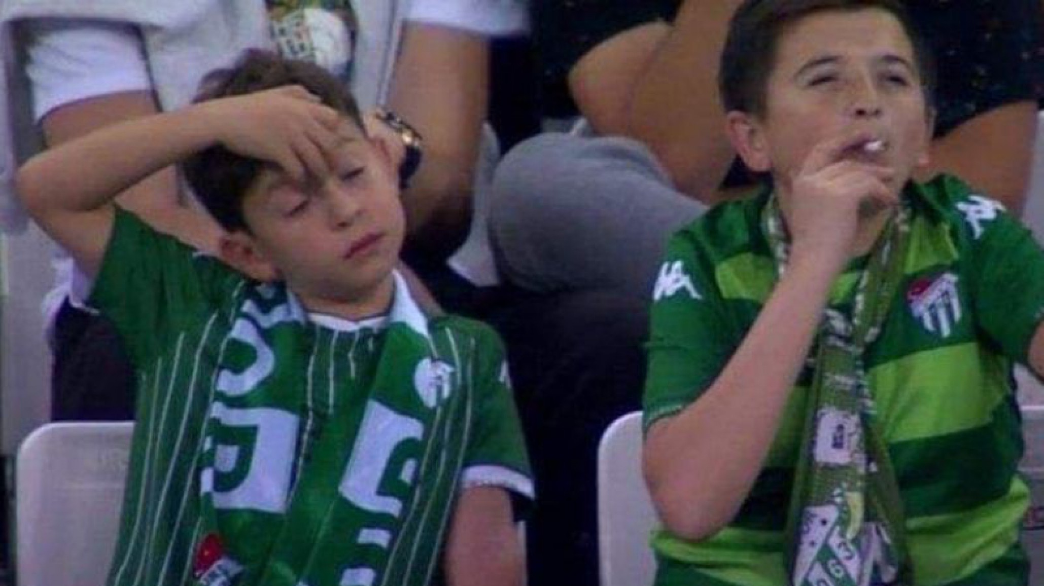 Un “nene” se hizo viral por fumar en un estadio de fútbol, ¡pero tiene 36 años!