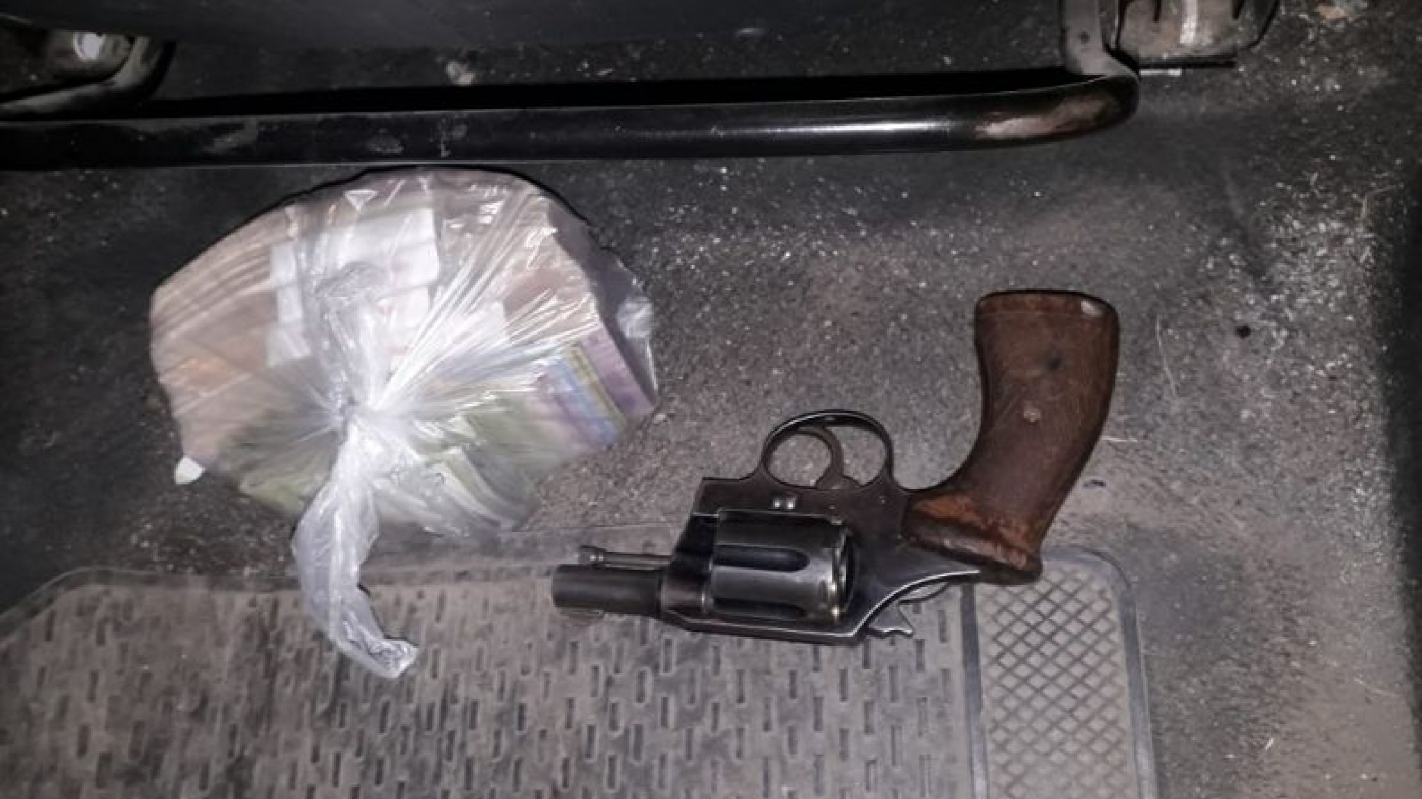 Circulaban por plena avenida con un revólver