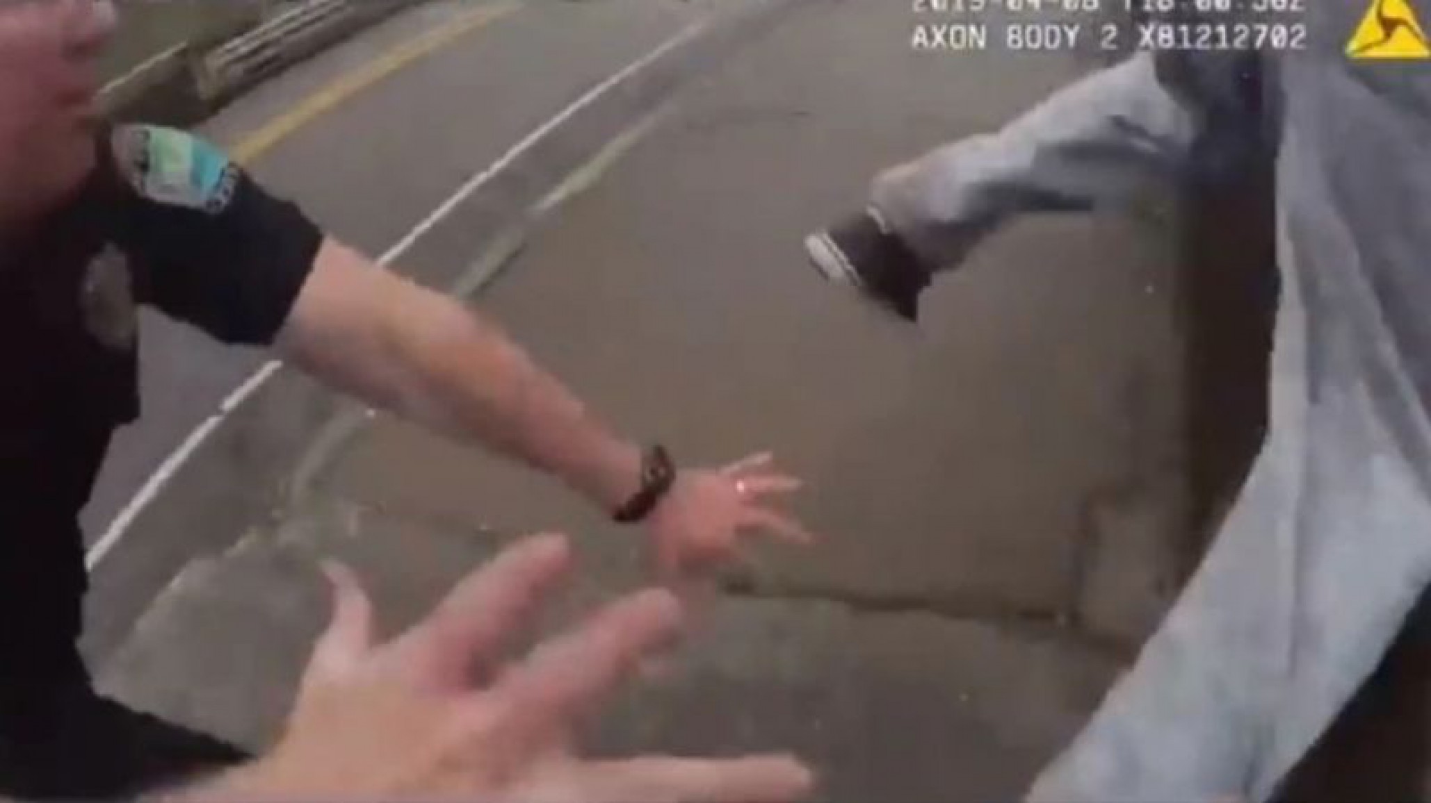 Video: policía salvó a un hombre que se quiso suicidar tirándose de un puente