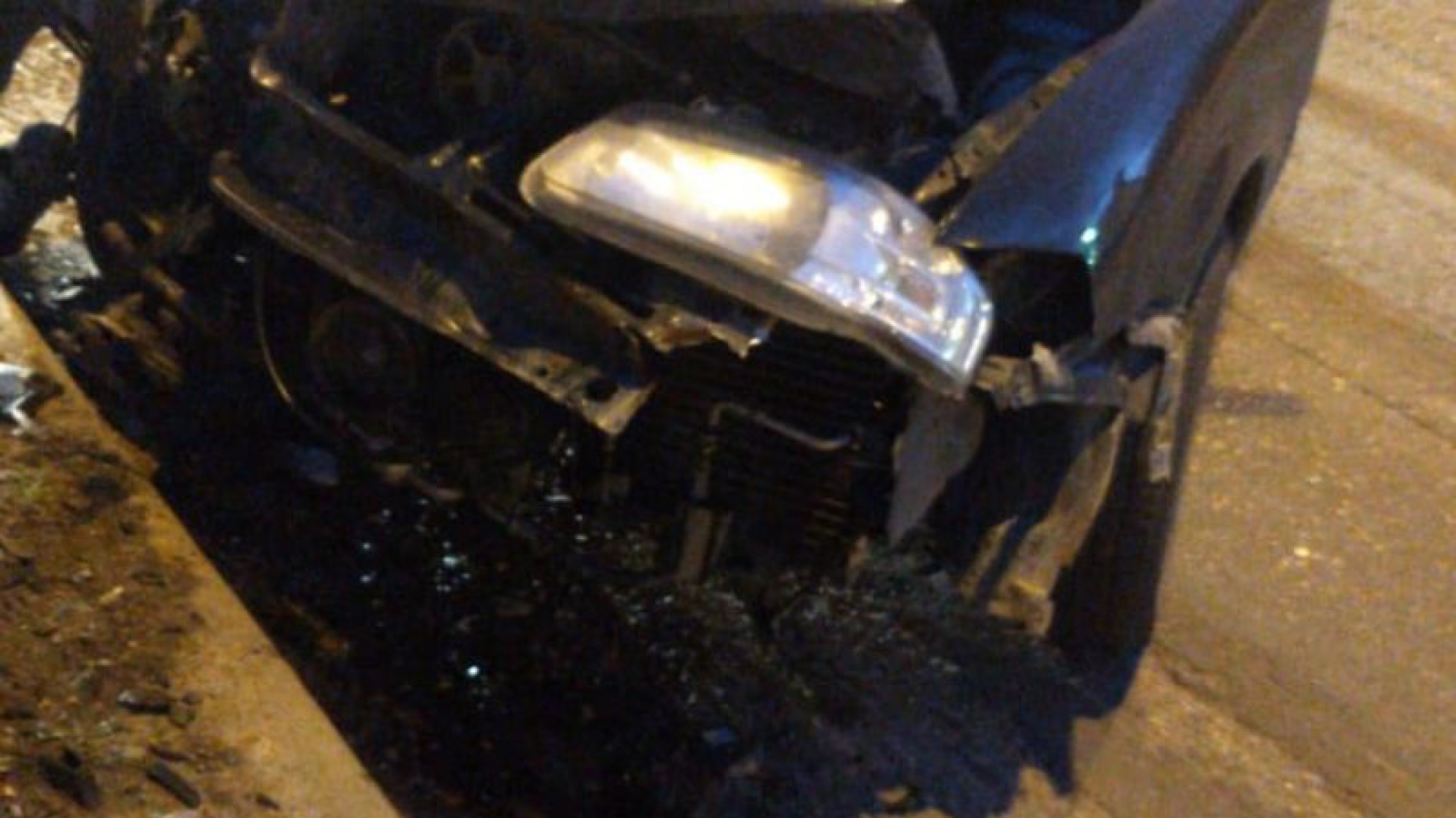 Un policía perdió el control de su auto y chocó contra un alumbrado, está en el hospital