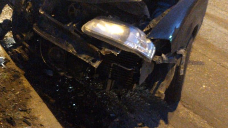 Un policía perdió el control de su auto y chocó contra un alumbrado, está en el hospital