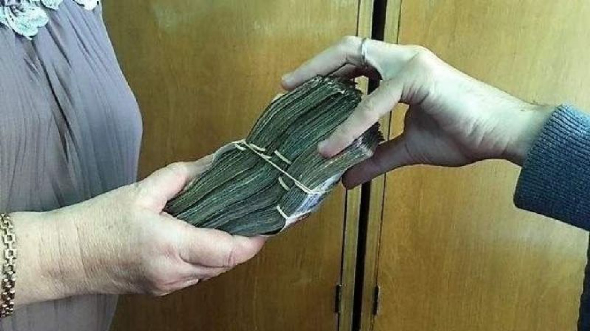 Estafadores se hicieron pasar por empleados bancarios y le robaron una gran suma de dinero a un anciano