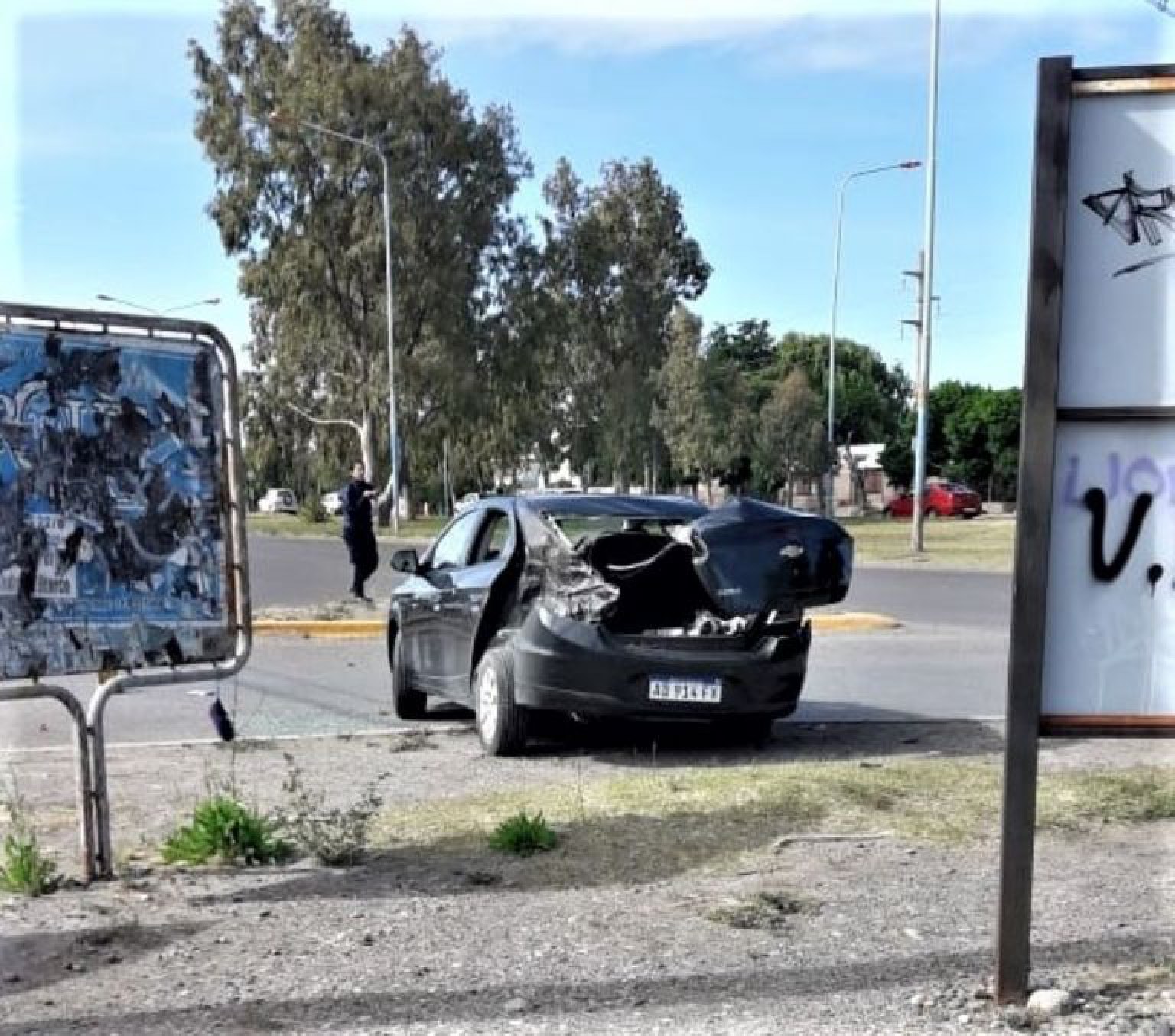 Un joven que manejaba un auto chocó contra otro vehículo y se incrustó en una palma de alambrado público