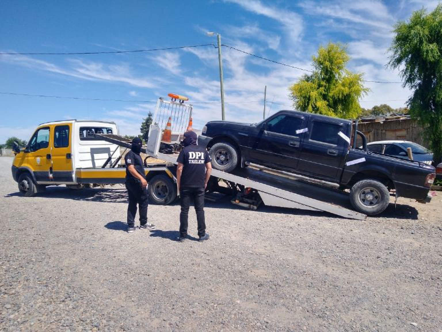 Siete allanamientos en Trelew por el caso de falsificación de órdenes de entrega de autos secuestrados y cobro de multas