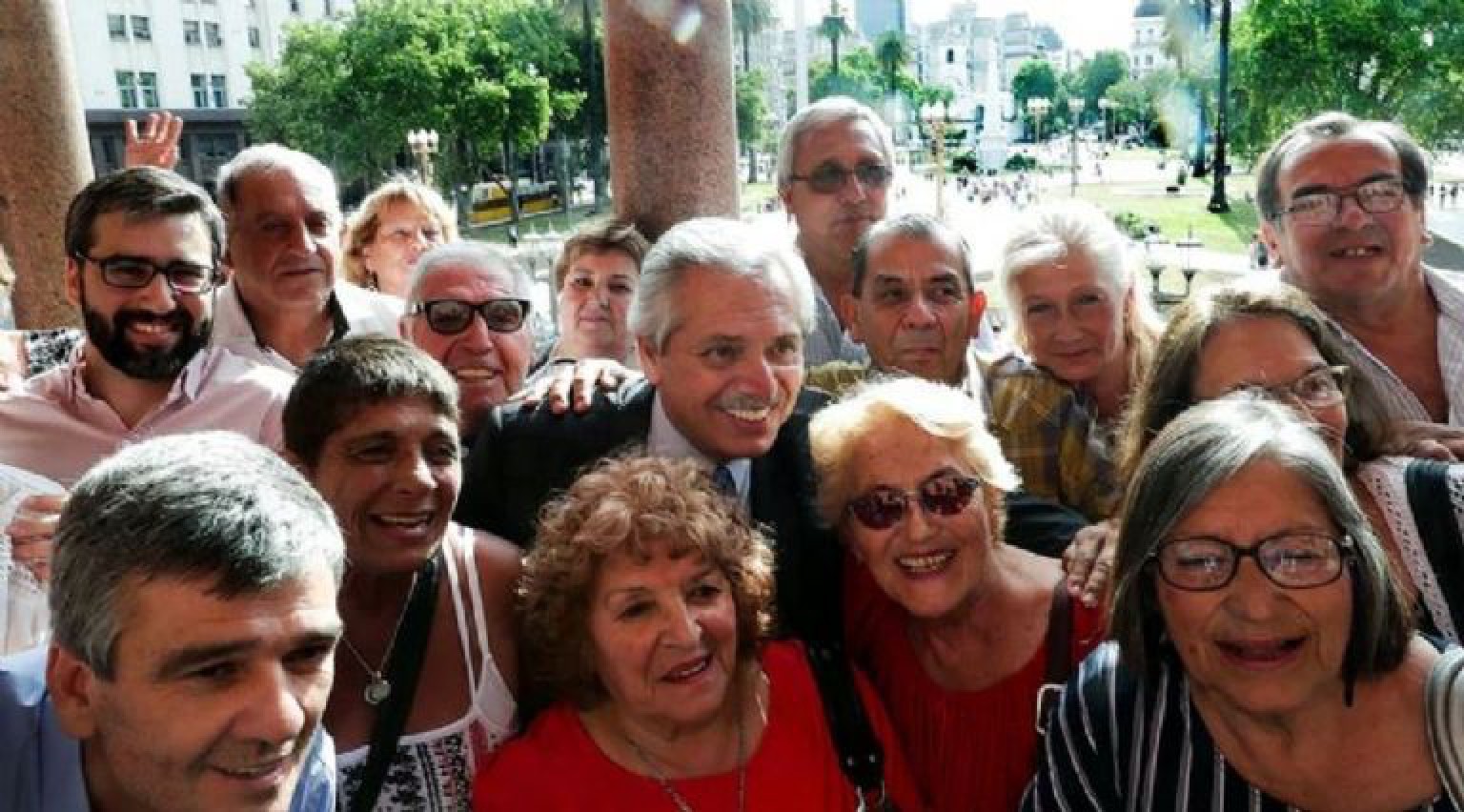 Alberto Fernández recibió a un grupo de jubilados en la Casa Rosada y les prometió que iban a ser prioridad