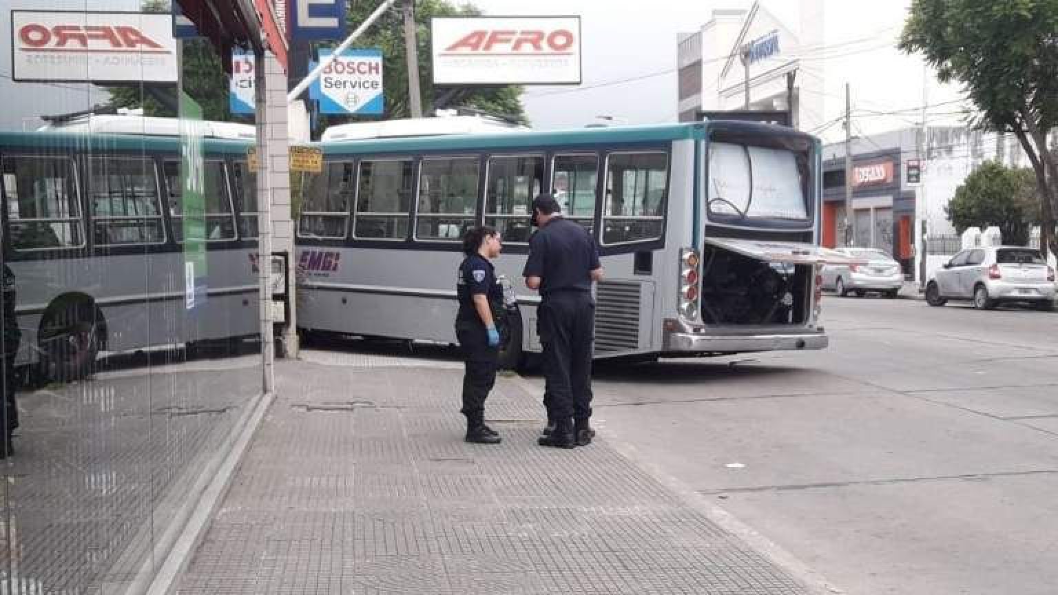 Choque fatal: Colisionaron un auto y un colectivo, este último se incrustó en una casa y falleció el conductor