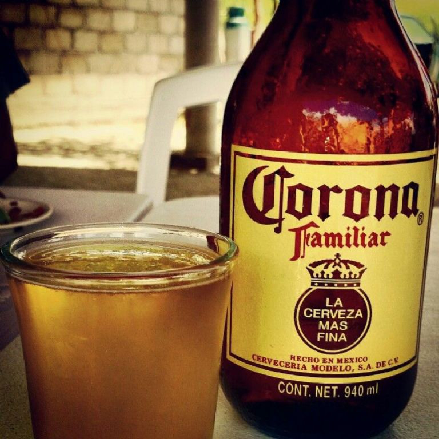 México insólito: una mujer intentó salvar a un suicida ofreciéndole cerveza “Bajate, mirá lo que te traje