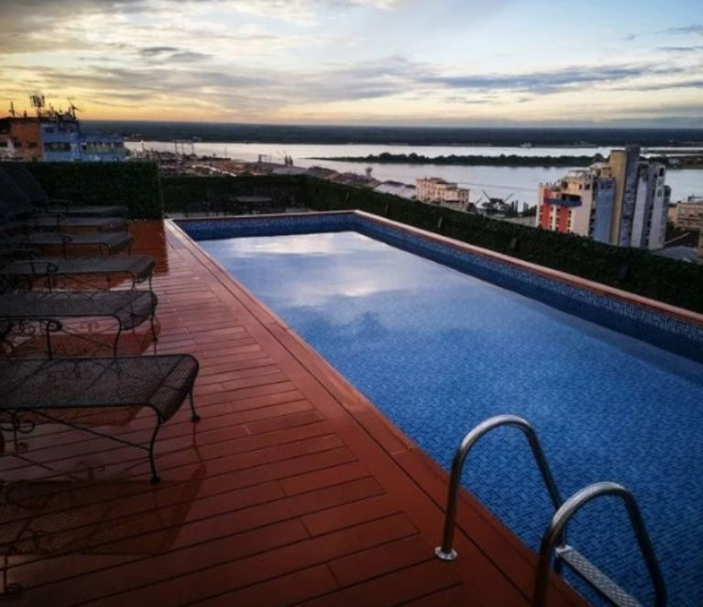 De la cárcel a un hotel de lujo: Así está Ronaldinho en su nuevo alojamiento con el arresto domiciliario