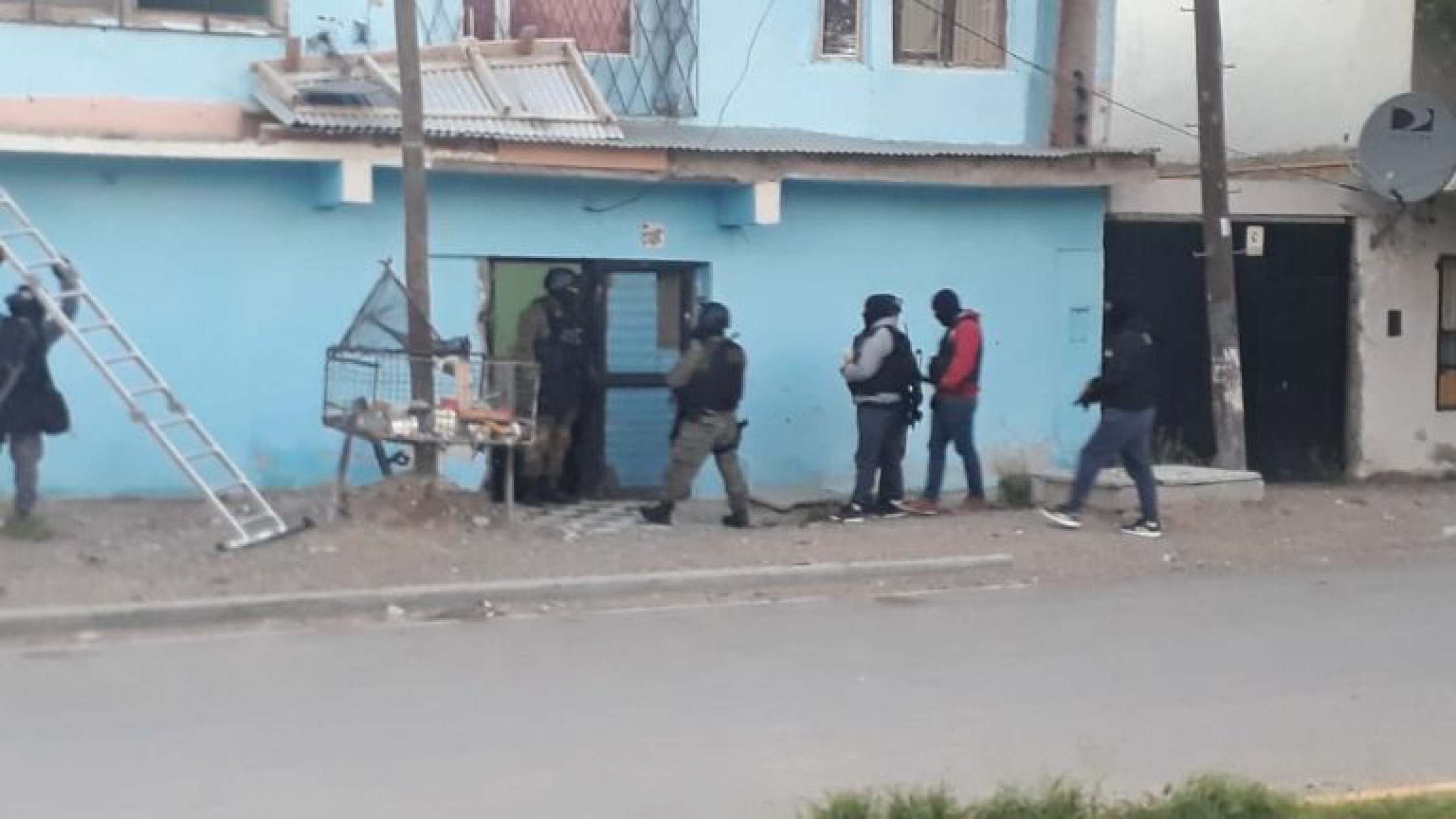 Abuso de armas y amenaza agravada: Investigación a un policía que efectuaba disparos intimidando a los vecinos