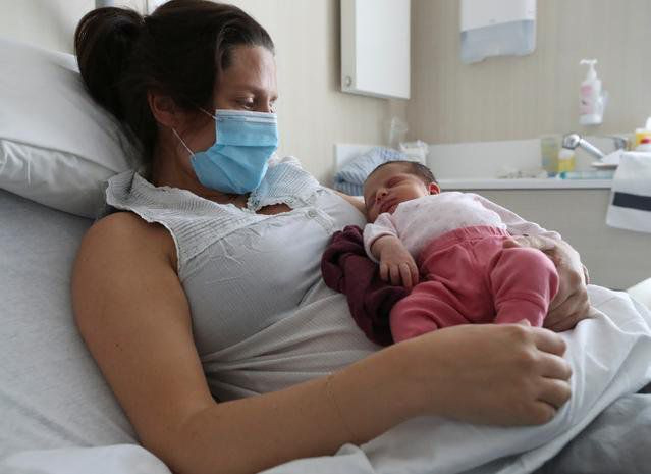 Coronavirus: Madre infectada da a luz a una bebé sana