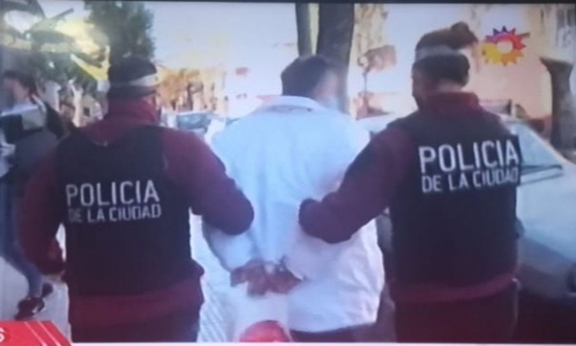 Le dieron prisión domiciliaria, llegó y atacó a su familia