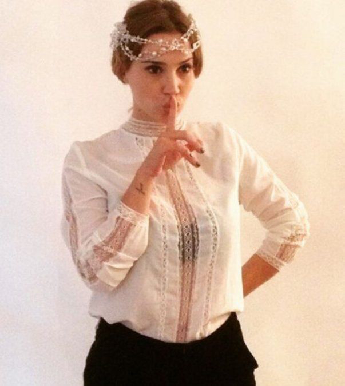 ¡Escote profundo! Celeste Cid al natural, se le ve….