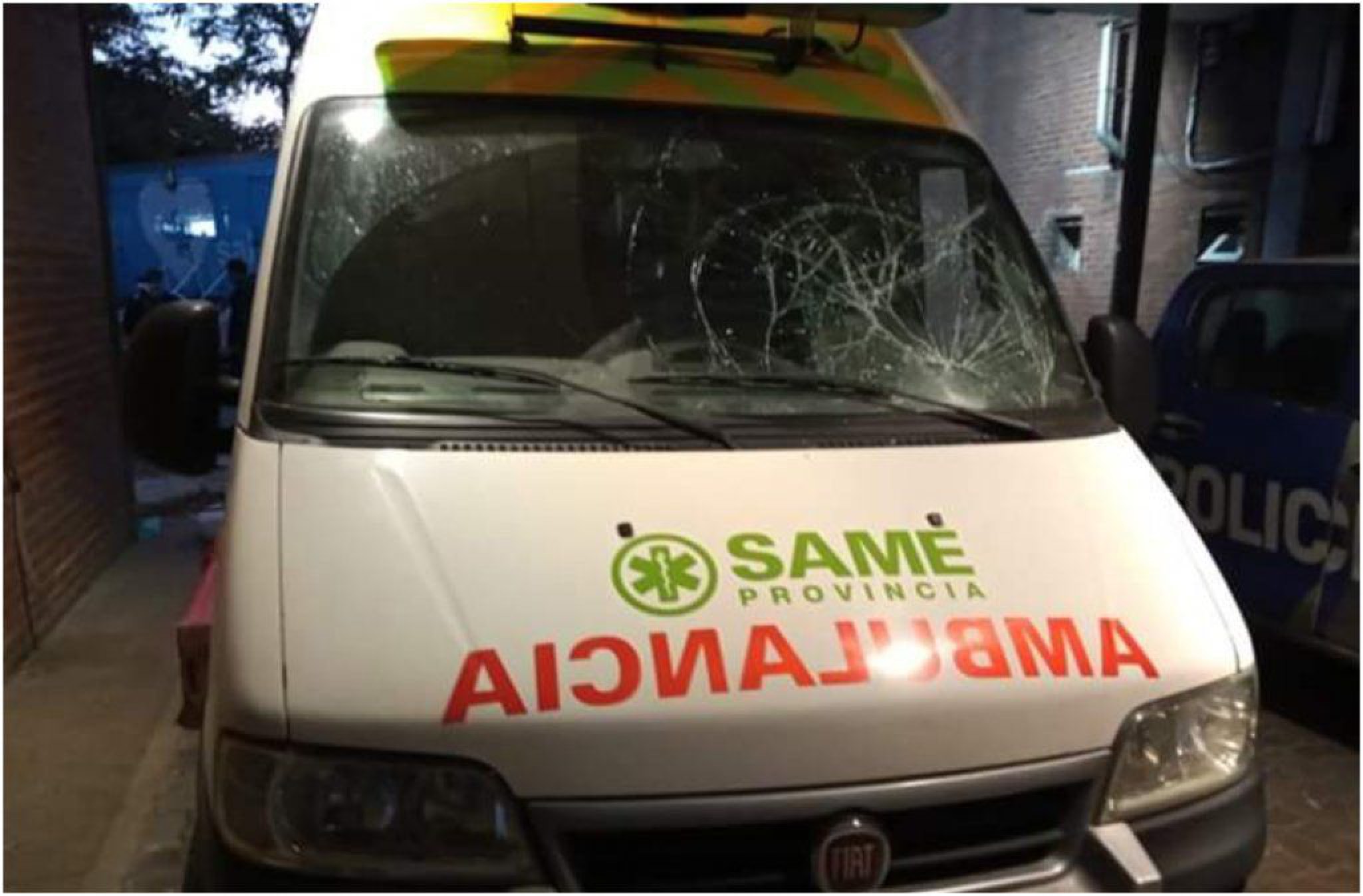 Murió esperando un traslado: sus familares rompieron una ambulancia y destrozaron un hospital