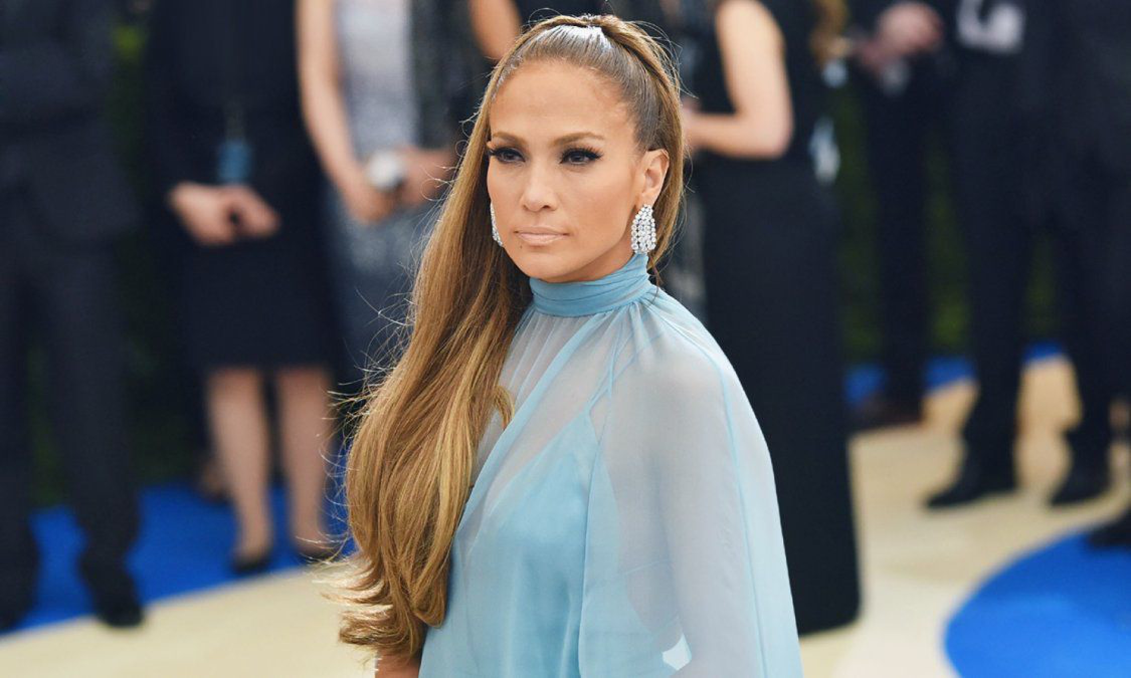 ¡Más linda que nunca! ¡El conjunto rojo pasión con el que JLO robó corazones!