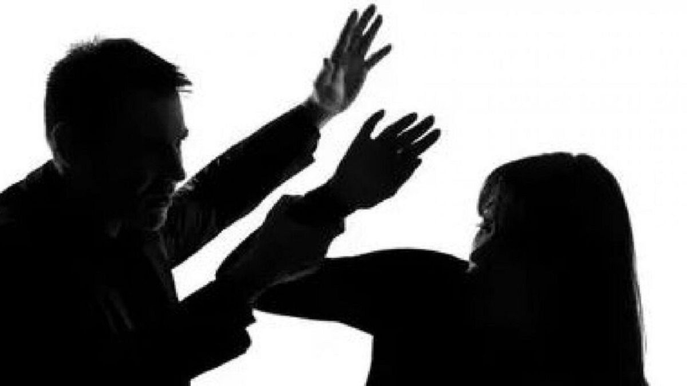 Escapaba desesperada de un violador cuando tropezó y cayó de un puente de 5 metros: está grave