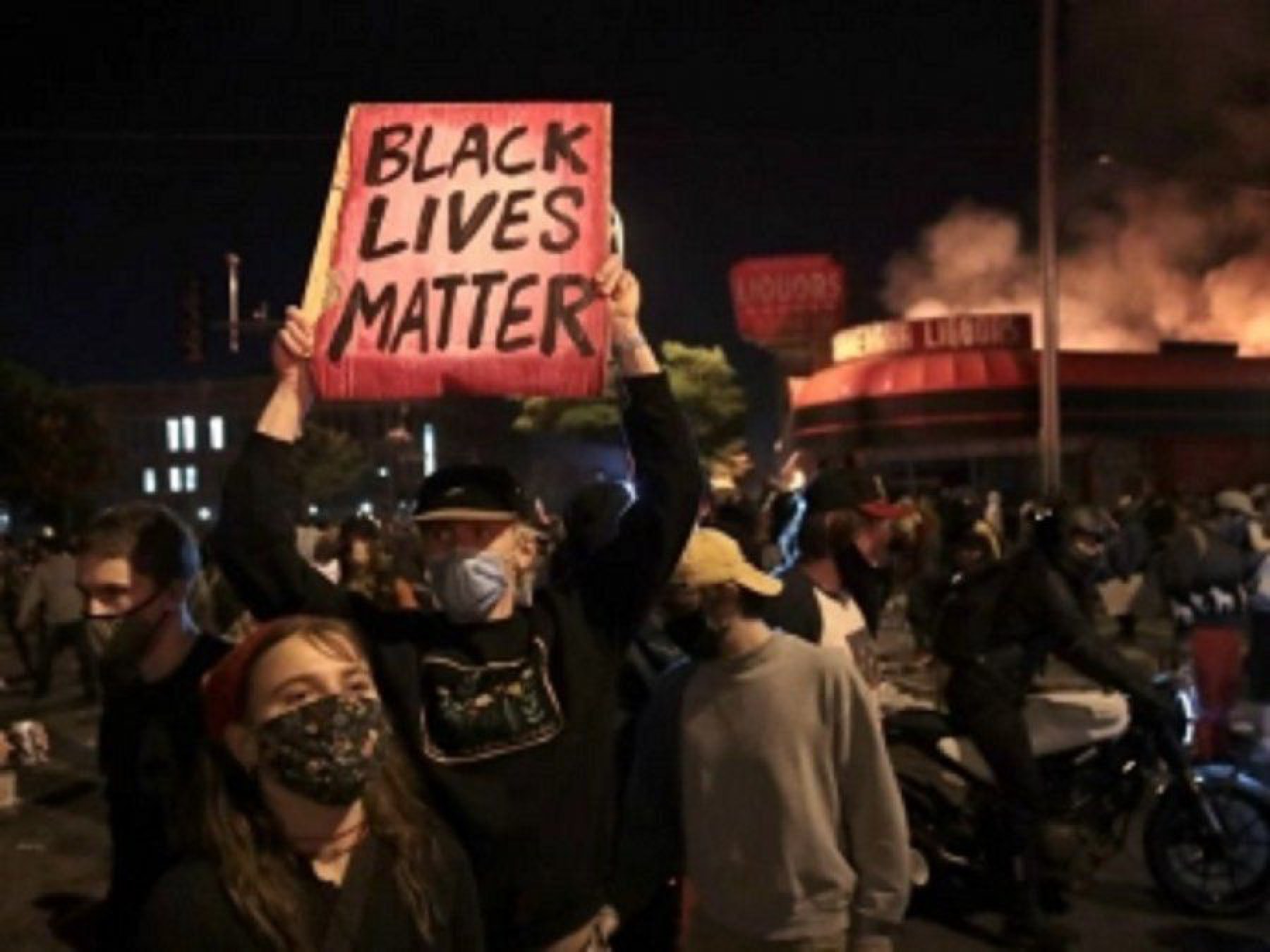 Tras el asesinato de George Floyd, Mineápolis prohíbe el uso de técnicas de estrangulamiento