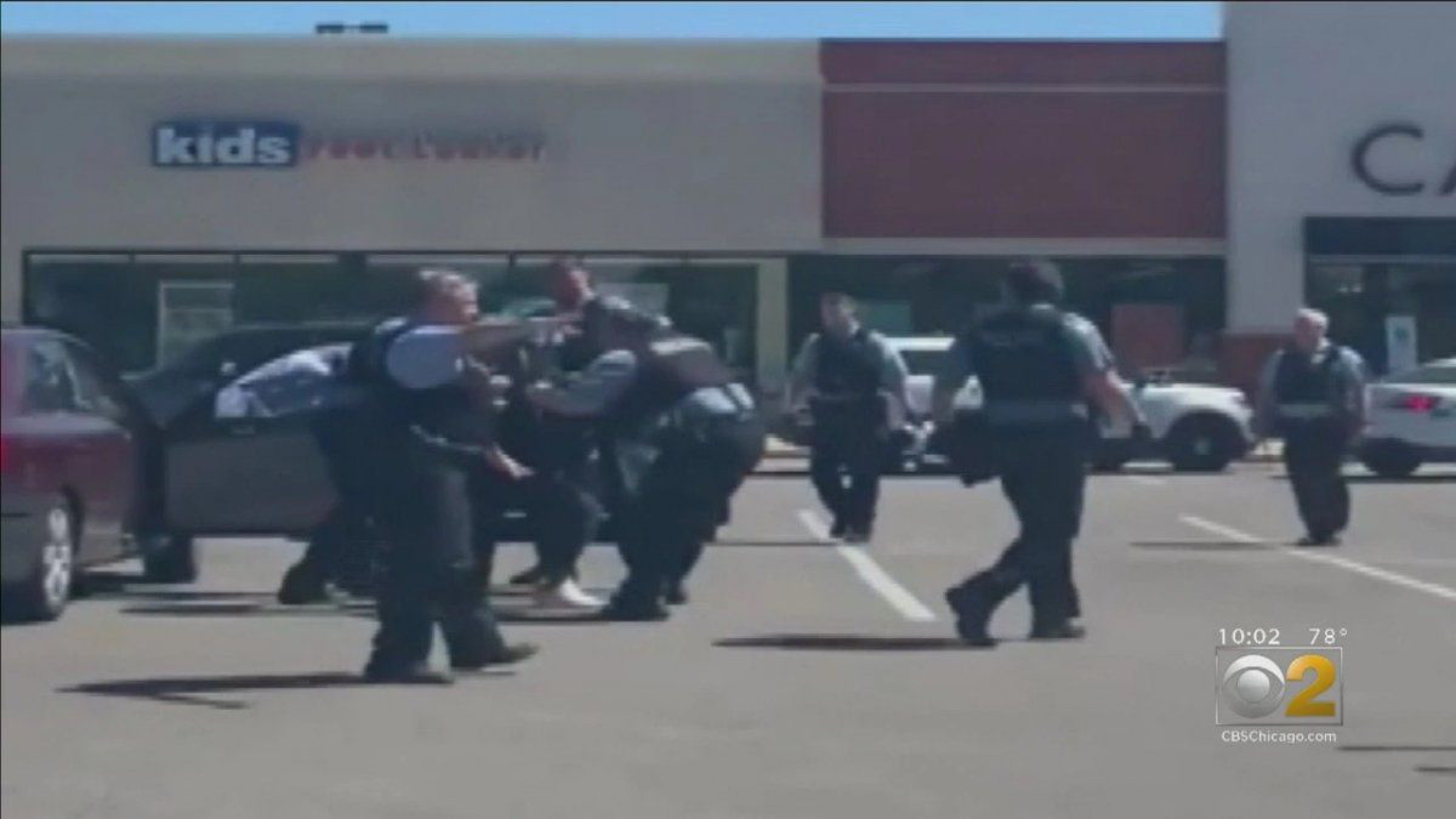 Policía detiene a una mujer negra por el cuello como a Floyd