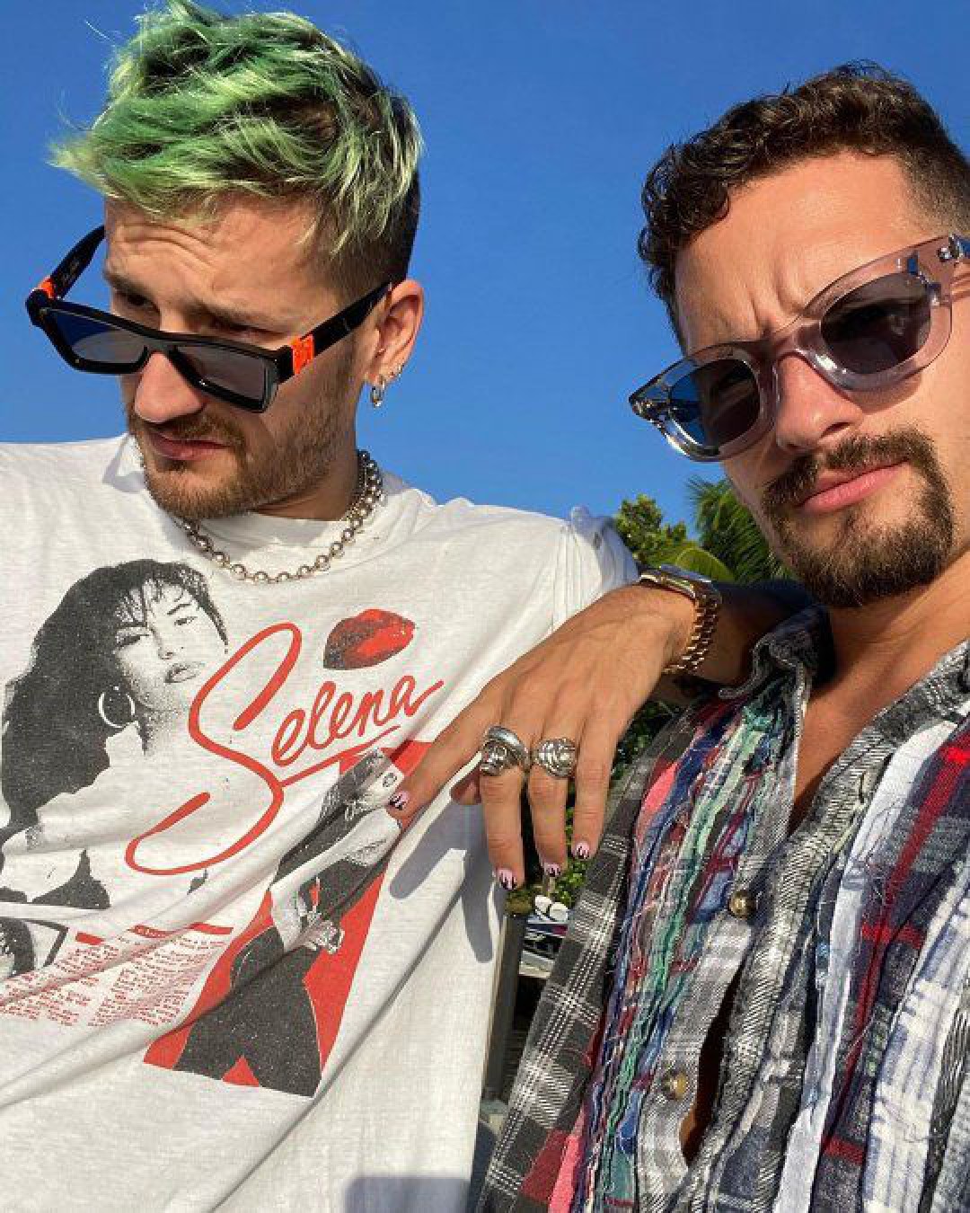 Ricky Montaner besó en la boca a Evaluna, Camilo y a su papá ¿Qué?