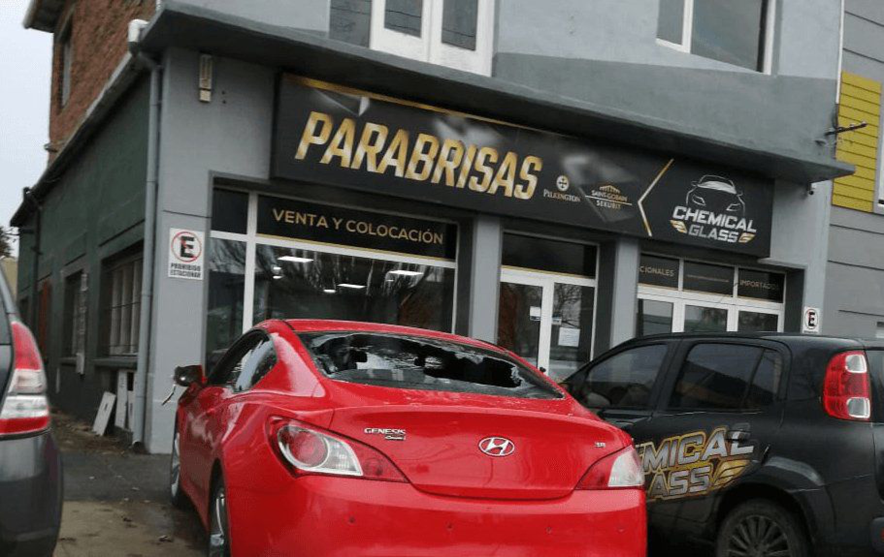 Destrozó el auto de su esposo por encontrarlo en un hotel