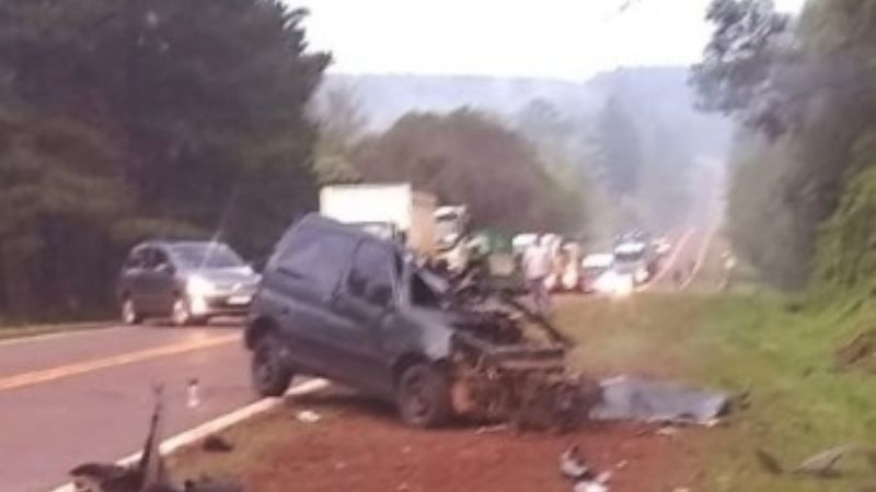 Brutal choque entre un utilitario y un camión: una persona fallecida