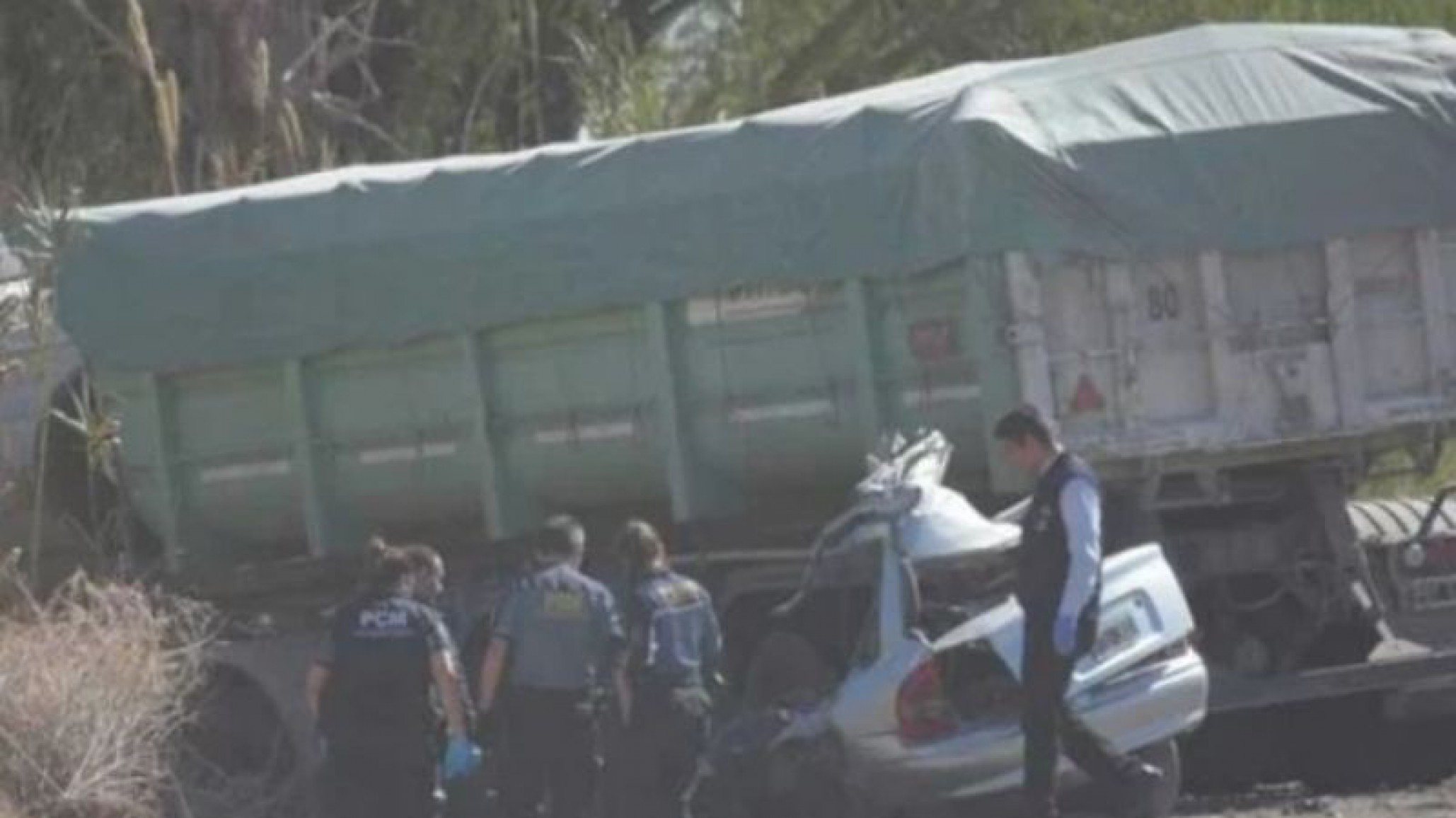 Un auto impactó contra un camión y fallecieron 5 jóvenes
