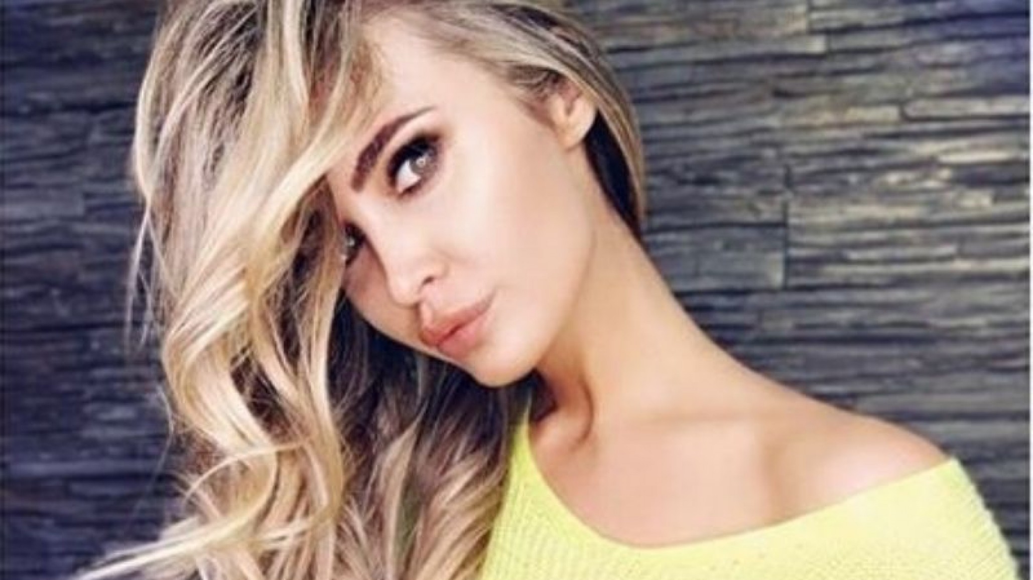 Melina Pitra le dice hola a la primavera y presenta batalla a las diosas del hilo dental