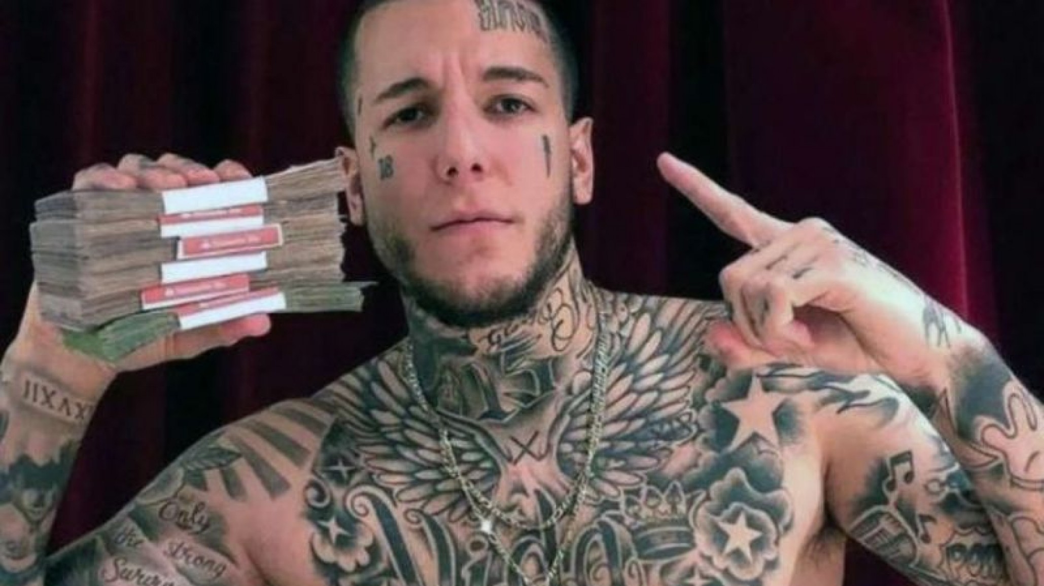 A pura rima, Alex Caniggia exhibe sus tatuajes