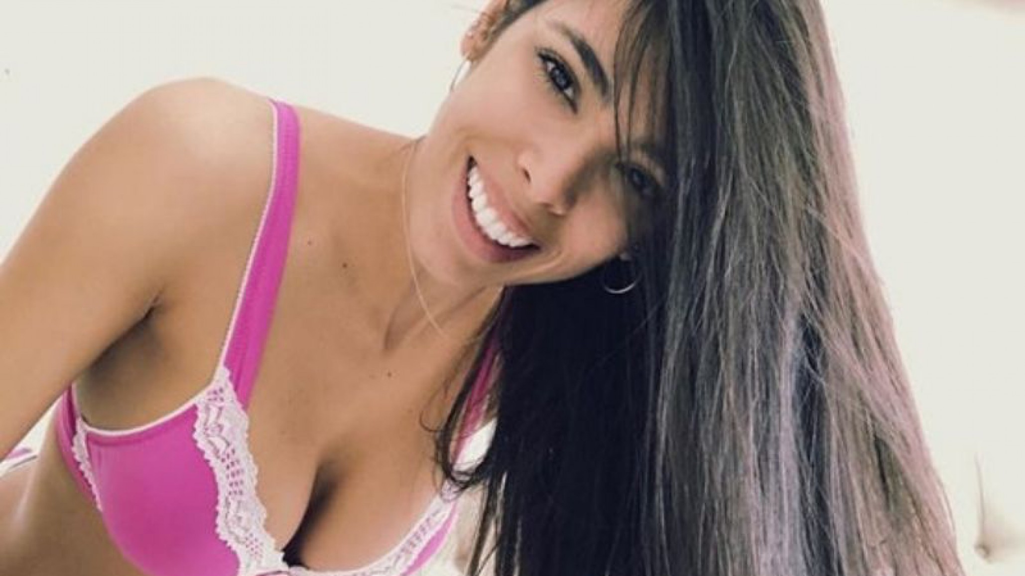 ¿Se le nota? Maypi Delgado sube la temperatura y ve todo color de rosa